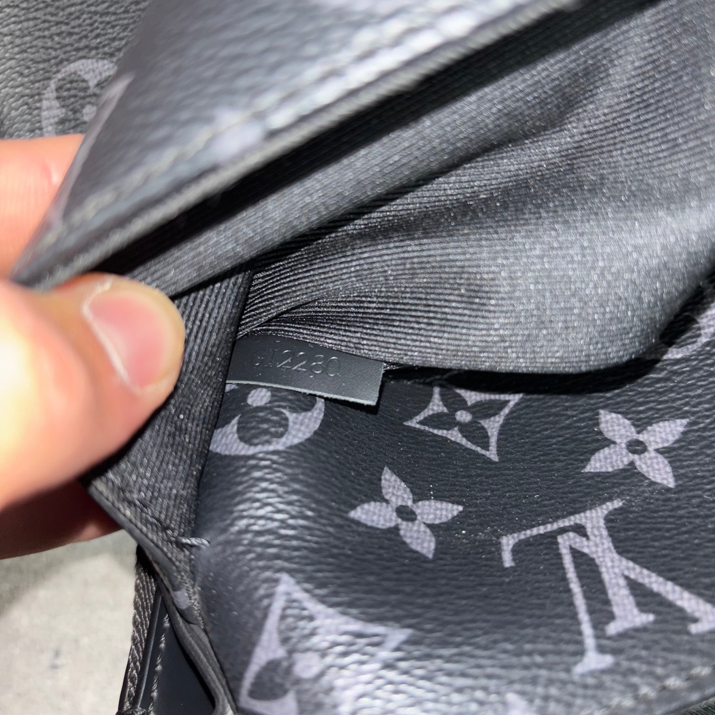 LOUIS VUITTON DISTRICT MESSENGER BAG