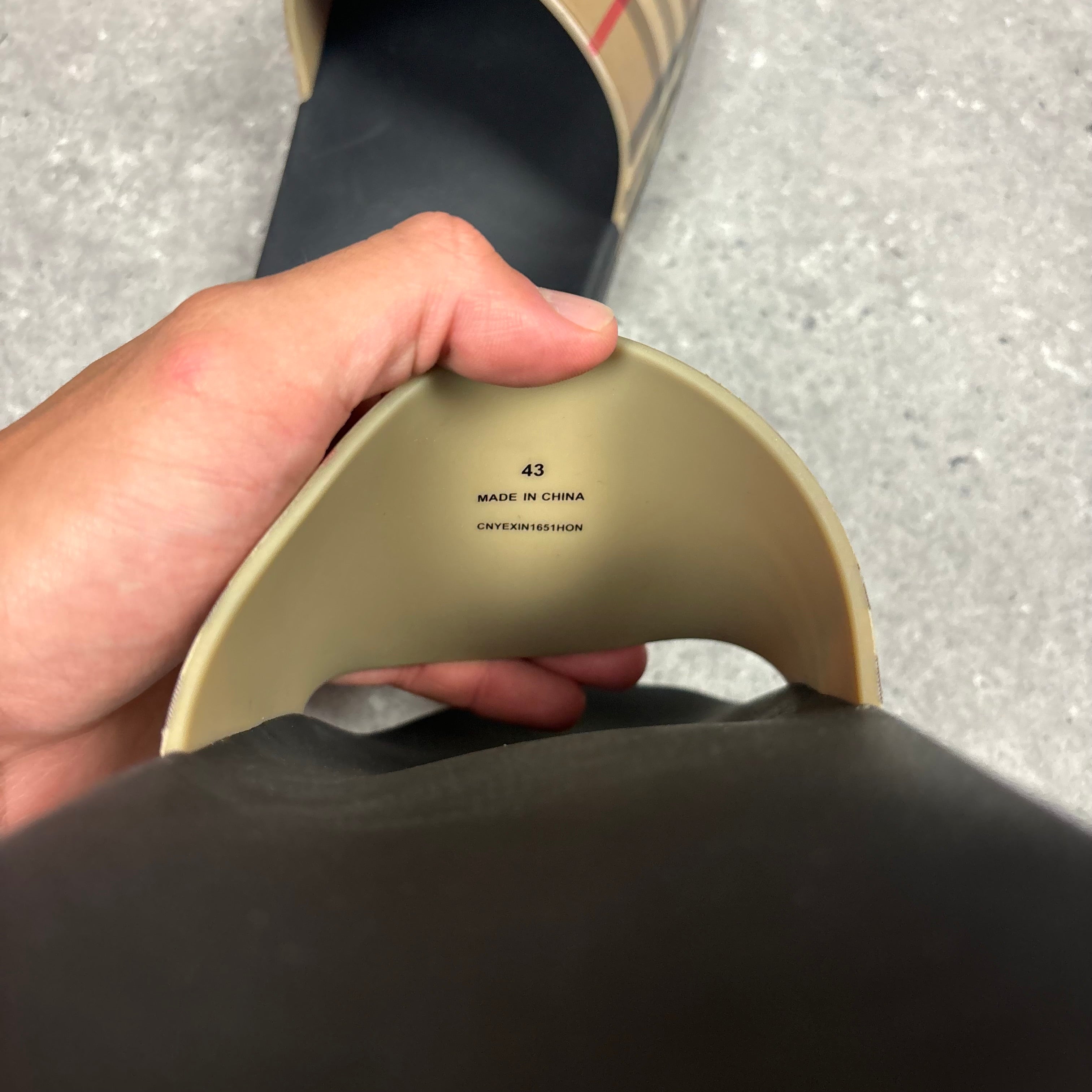 BURBERRY SLIDERS - (EU43 / UK9)