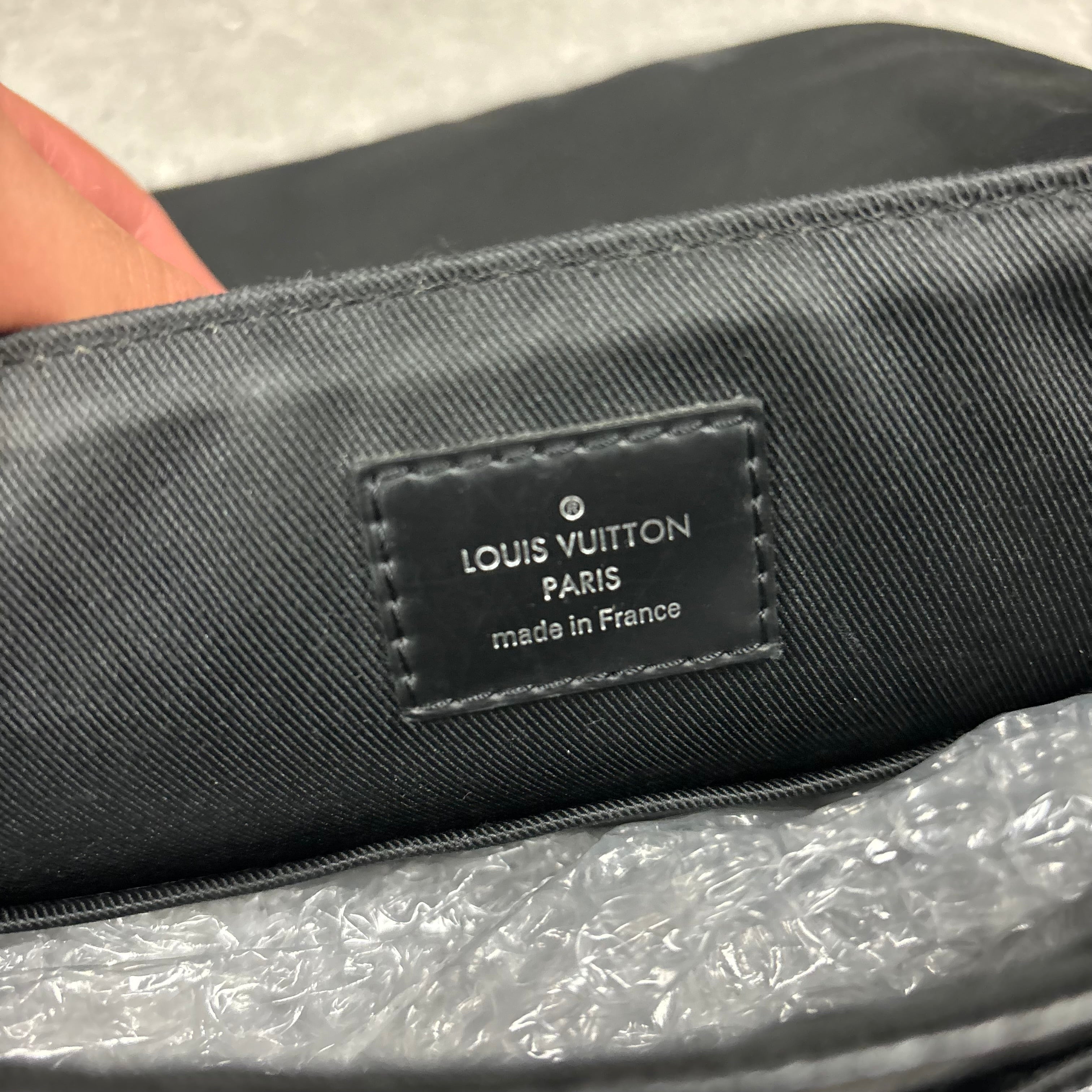 LOUIS VUITTON DISTRICT MESSENGER BAG