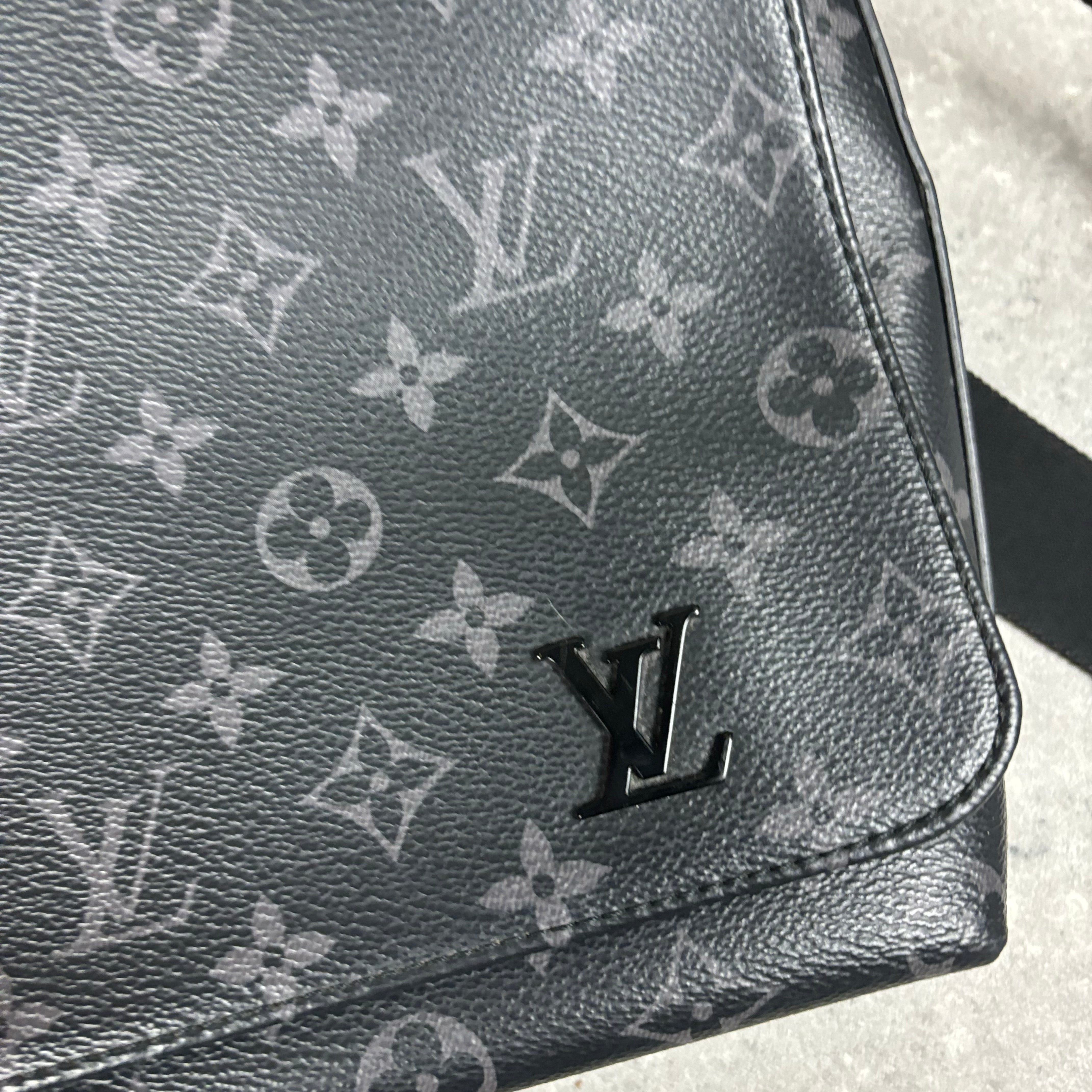 LOUIS VUITTON DISTRICT MESSENGER BAG