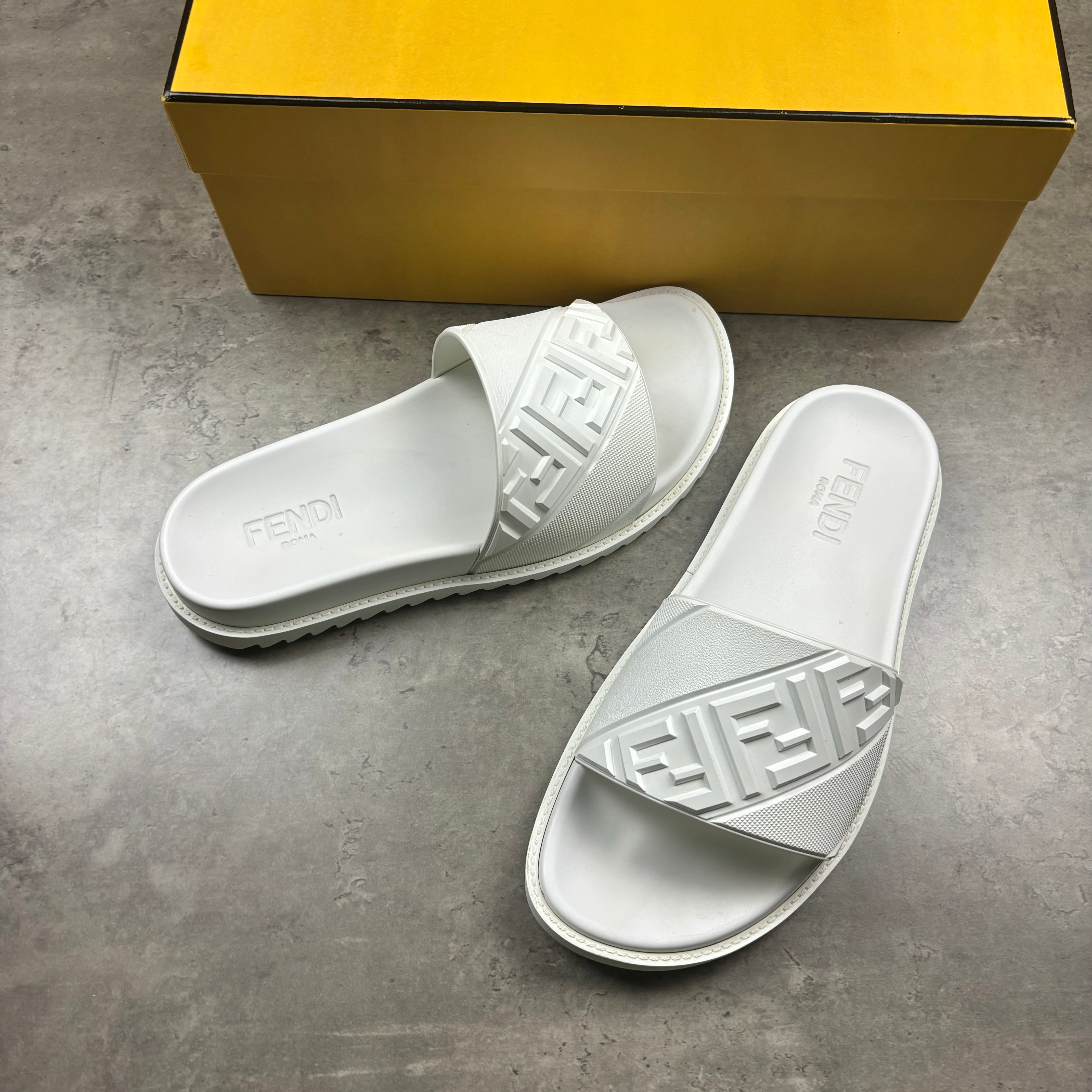 FENDI SLIDERS EU41 (FITS UK 8)