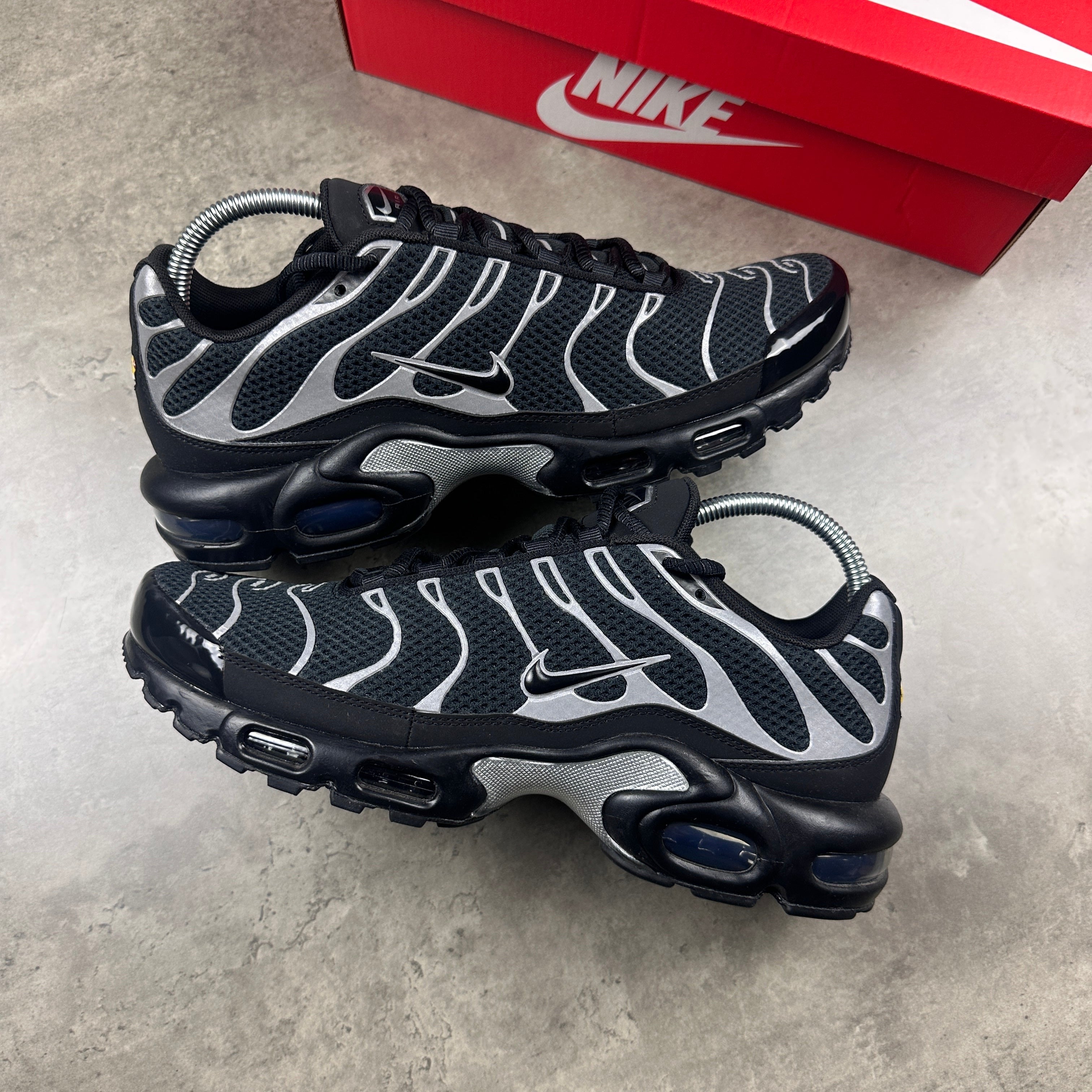 NIKE AIR MAX PLUS TNs - BLACK METALLIC SILVER REFLECTIVE