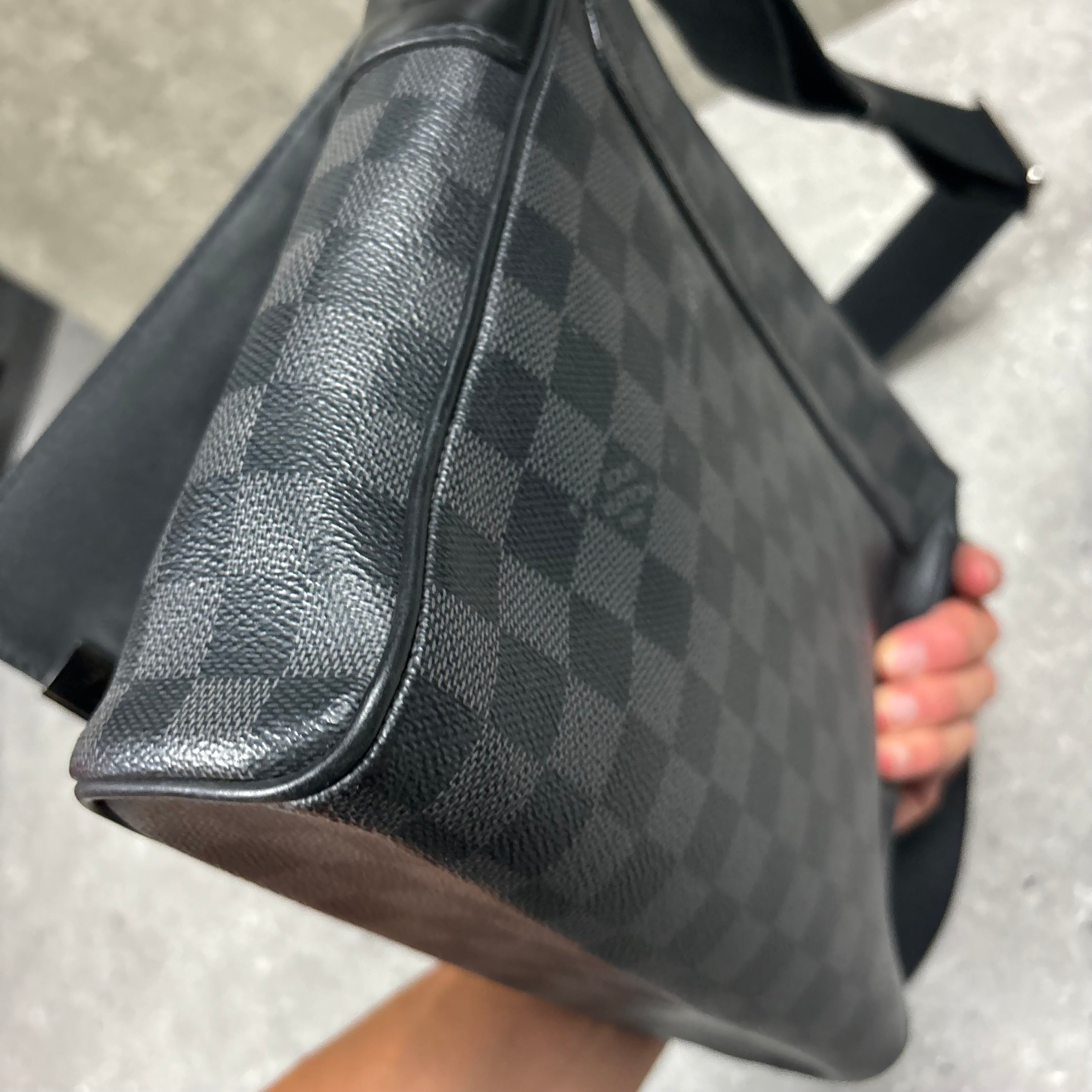 LOUIS VUITTON DISTRICT MESSENGER BAG