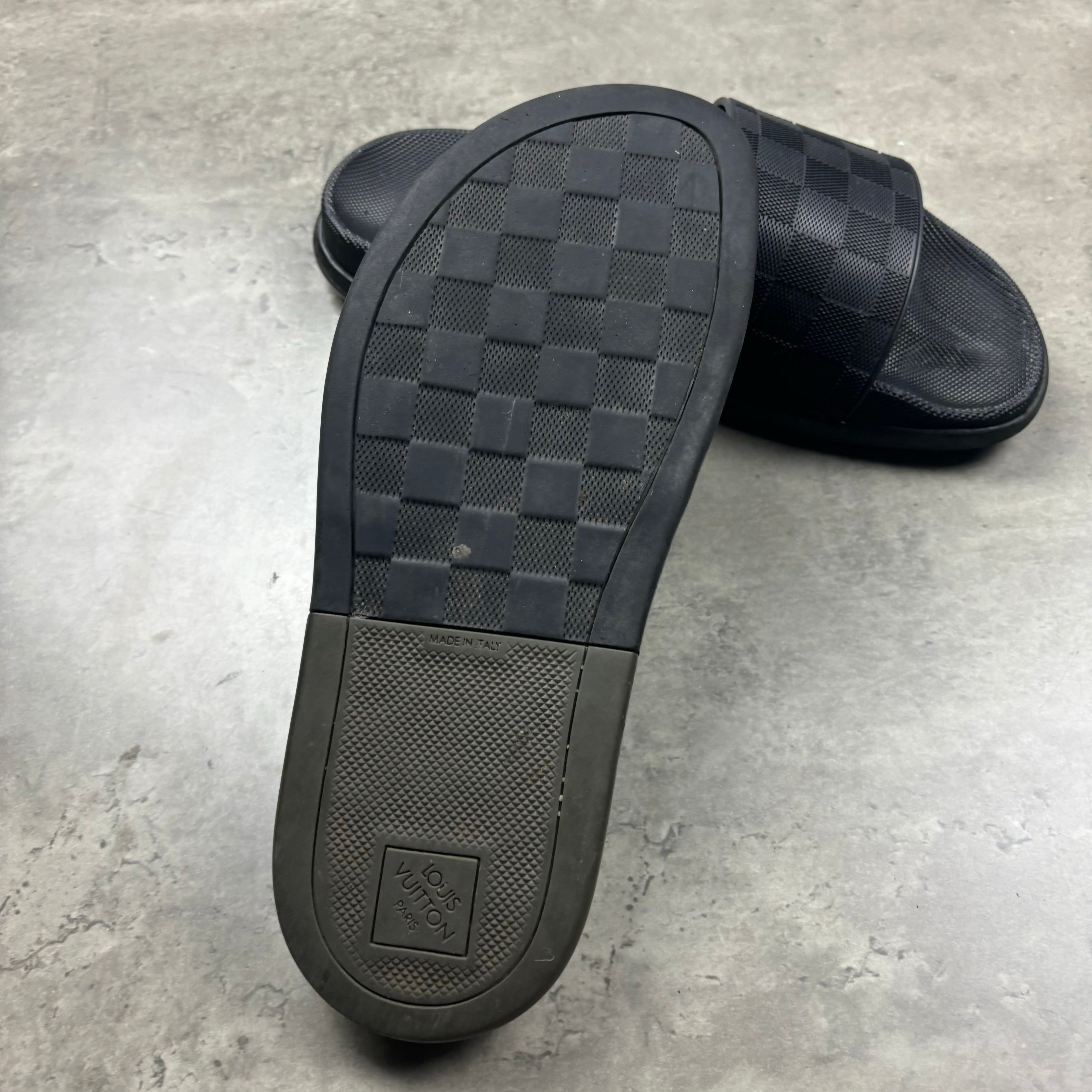 LOUIS VUITTON SLIDERS EU 40 (FITS UK 7)