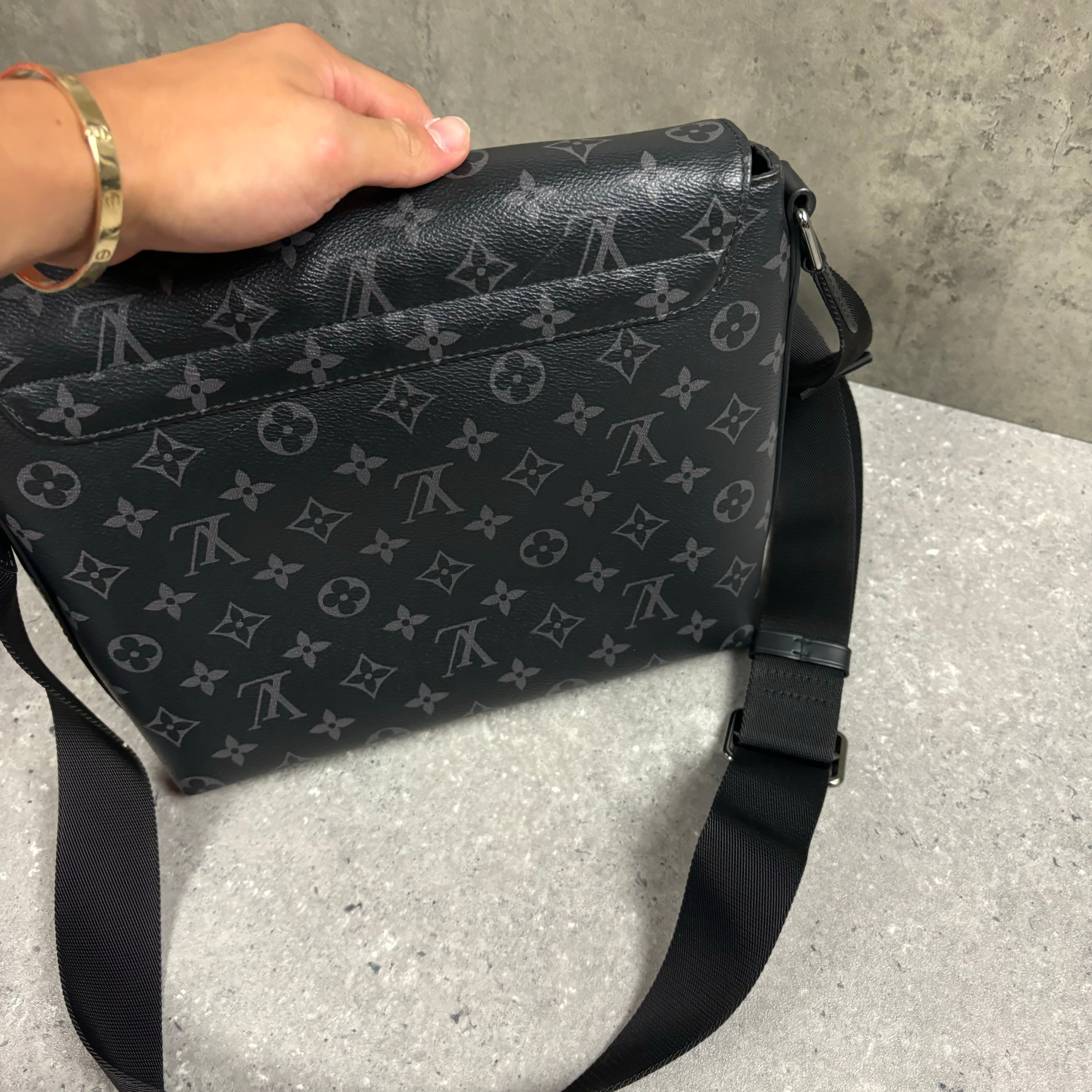 LOUIS VUITTON DISTRICT MESSENGER BAG