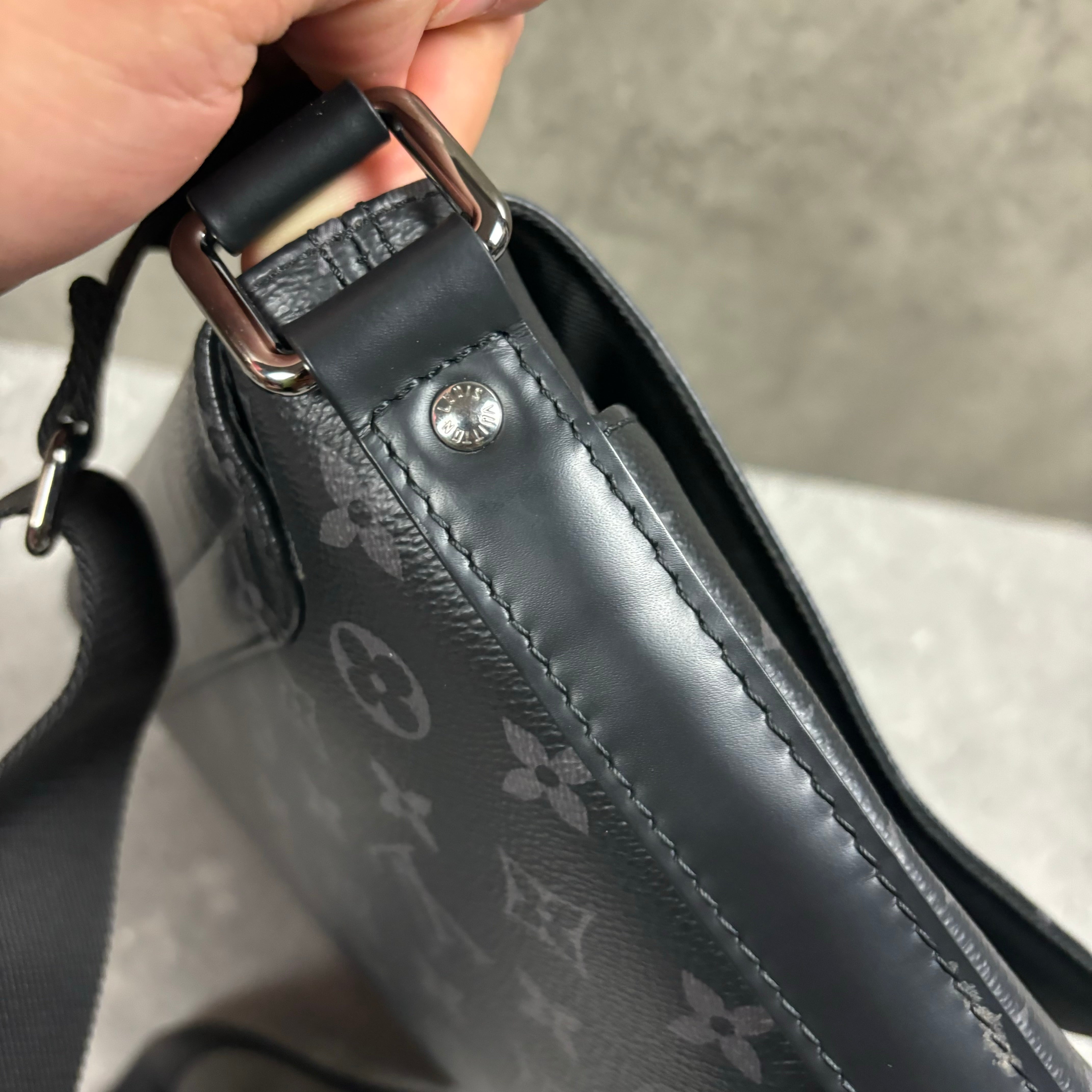 LOUIS VUITTON DISTRICT MESSENGER BAG