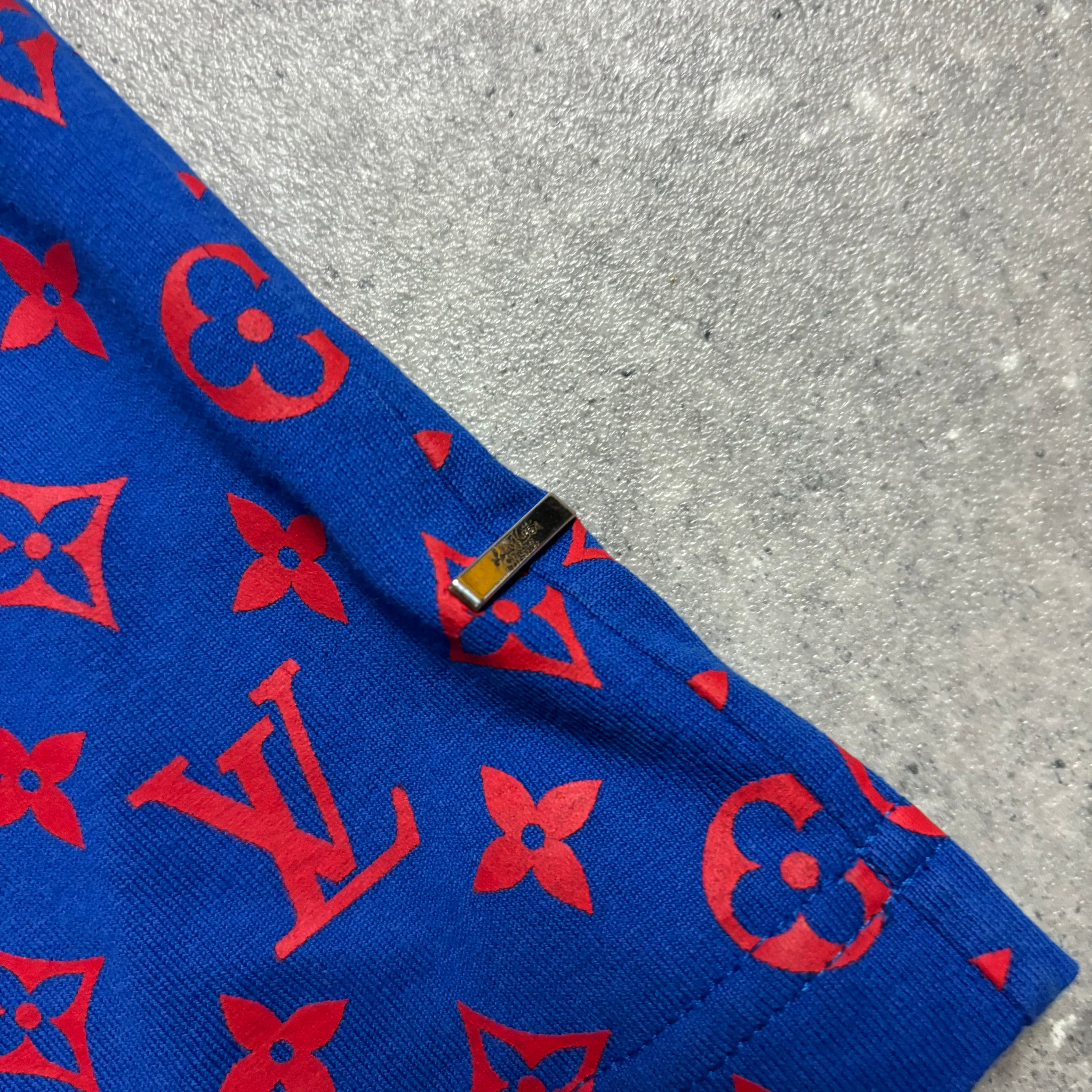 LOUIS VUITTON T-SHIRT - XL ( FITS A LARGE )