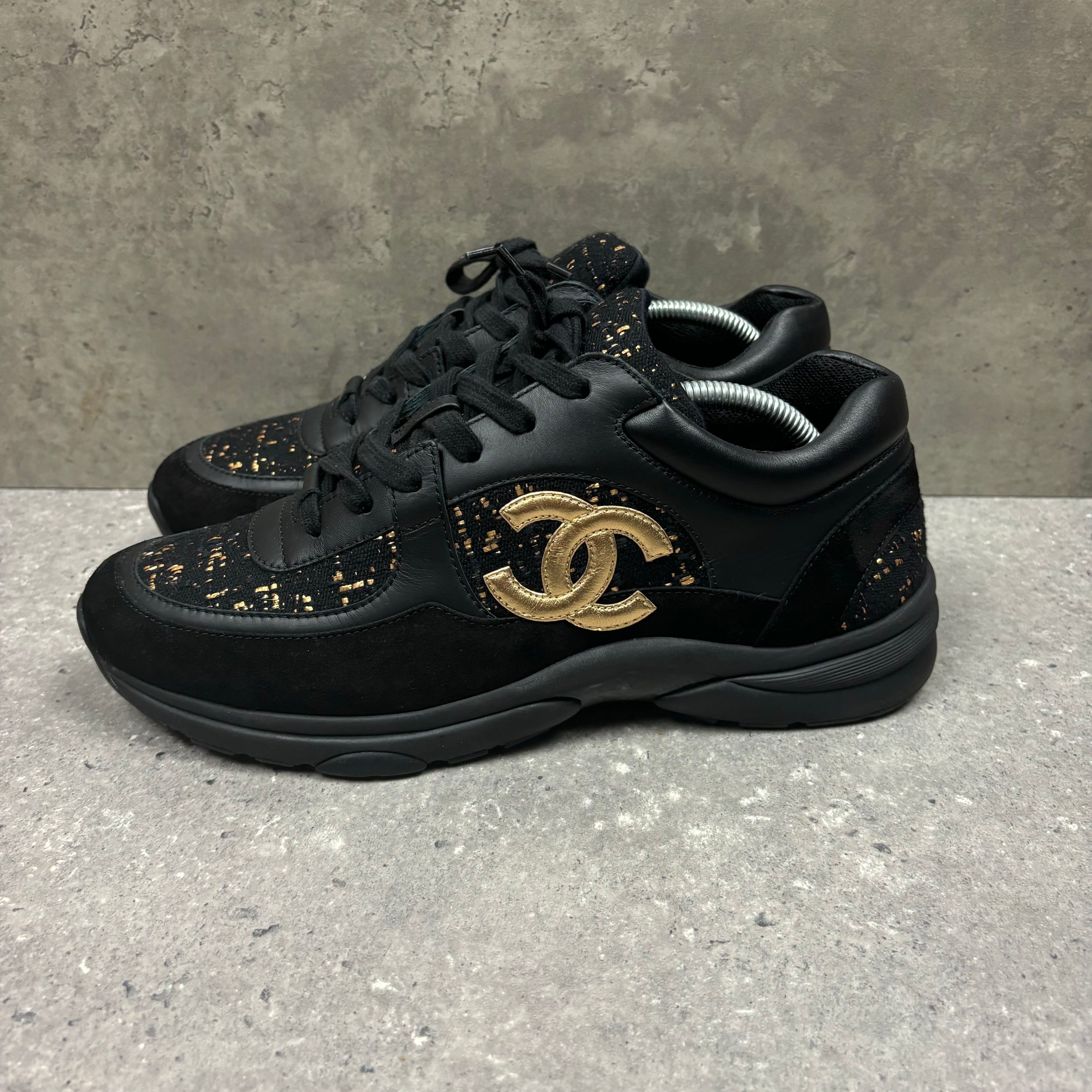 CHANEL RUNNERS BLACK / GOLD - (EU44 / UK10)