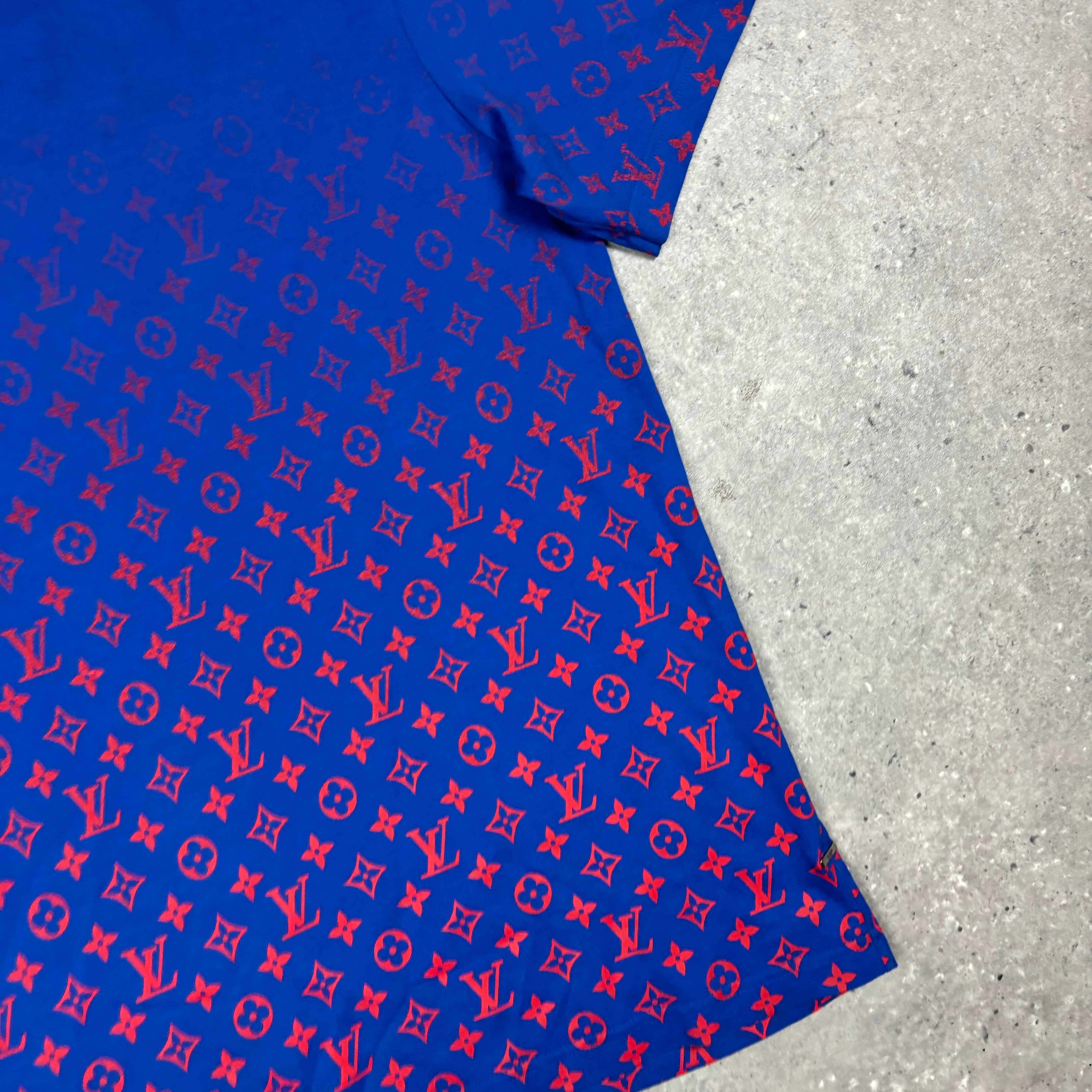 LOUIS VUITTON T-SHIRT - XL ( FITS A LARGE )