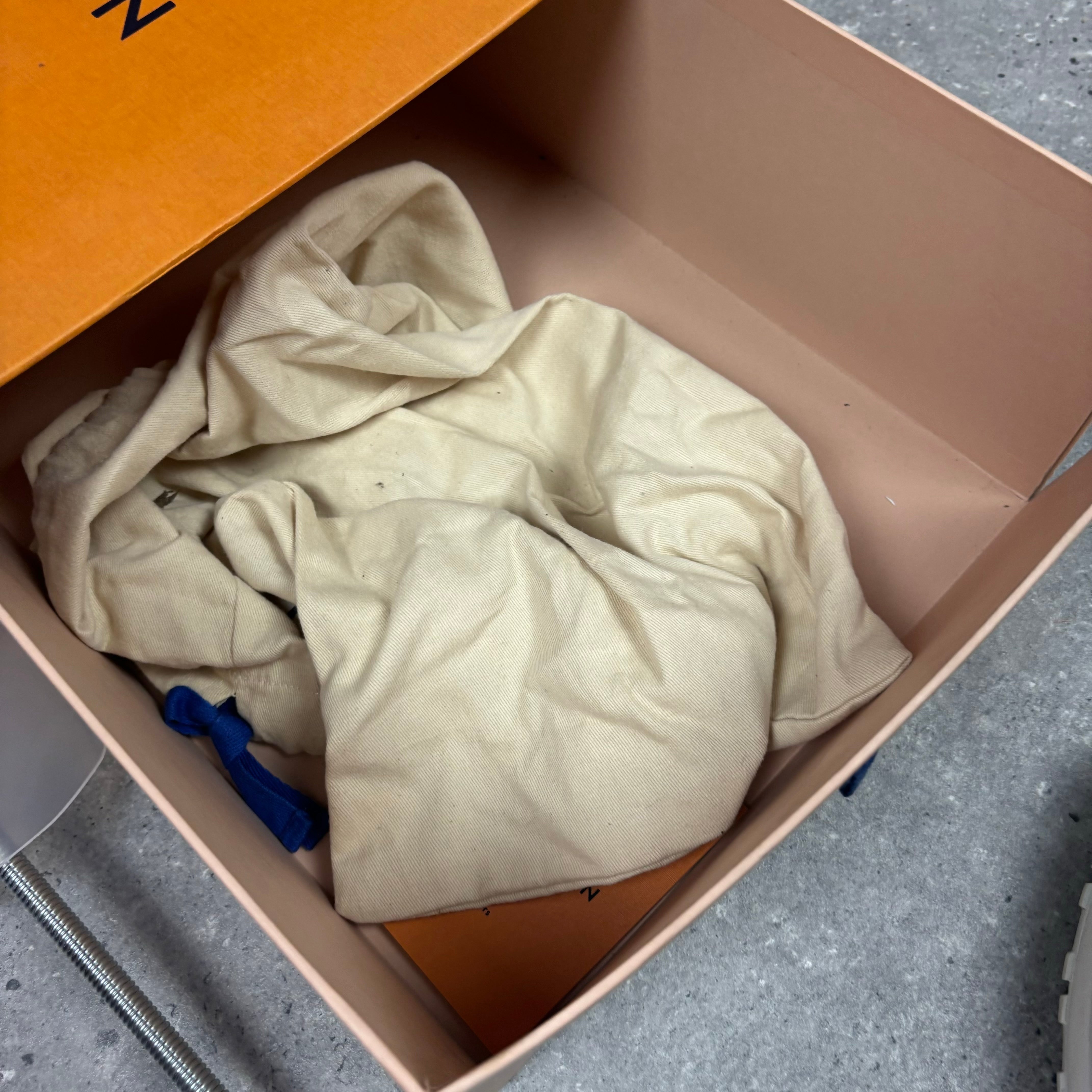 LOUIS VUITTON RUNAWAY BLACK/WHITE - EU 44 (FITS UK 11)
