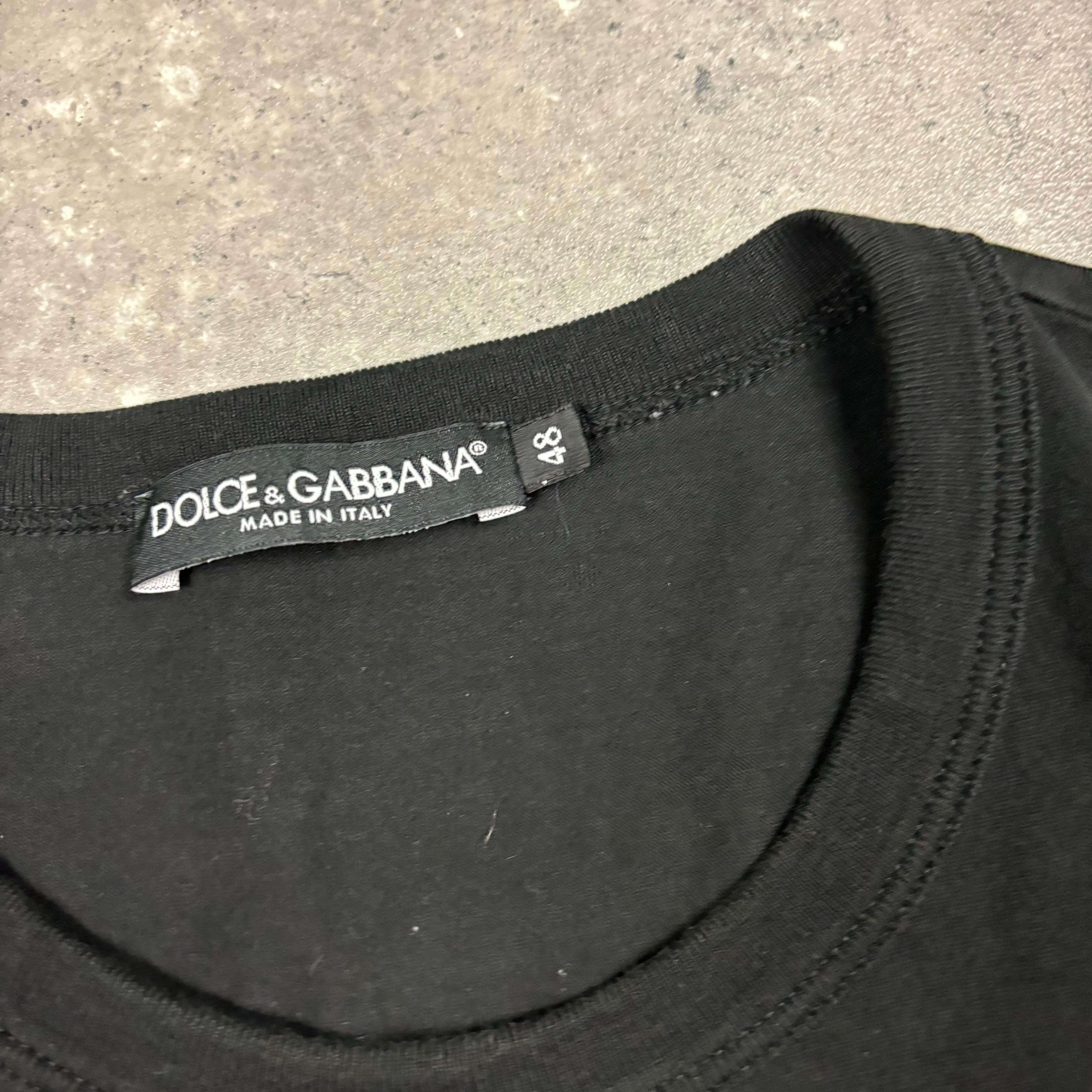 DOLCE & GABBANA PLAQUE T-SHIRT - ( FITS S/M )