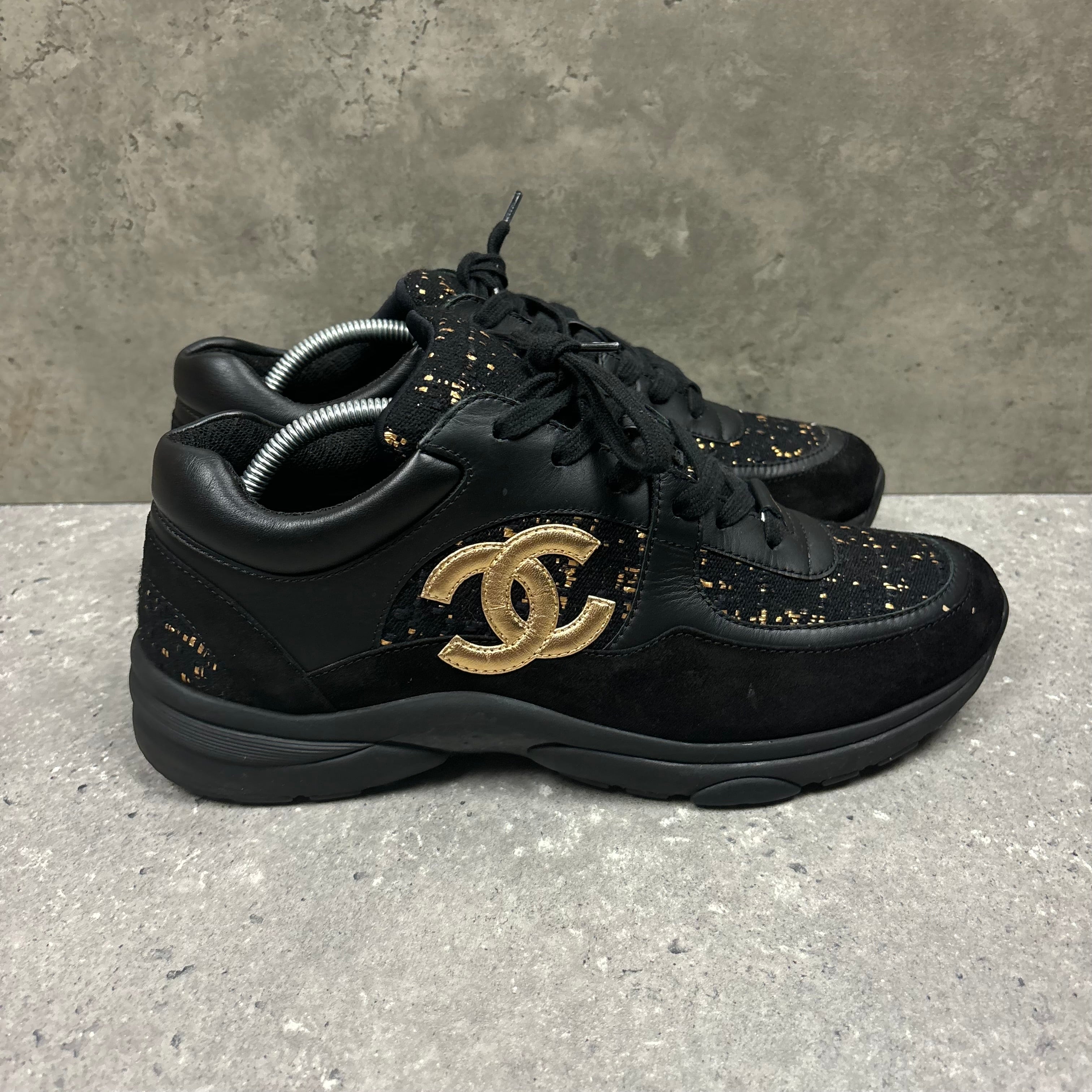 CHANEL RUNNERS BLACK / GOLD - (EU44 / UK10)