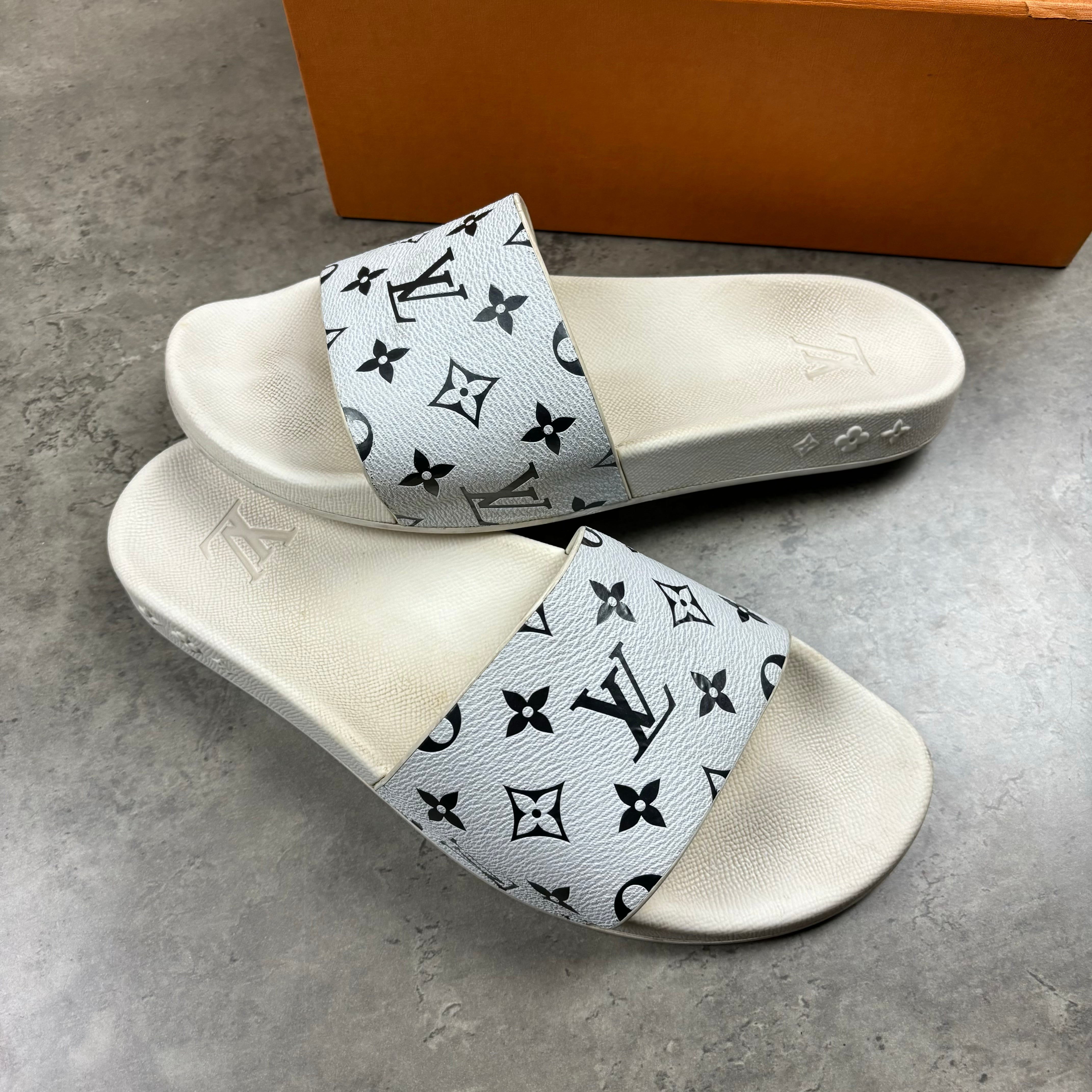 LOUIS VUITTON SLIDERS LV 8 (FITS UK 9)