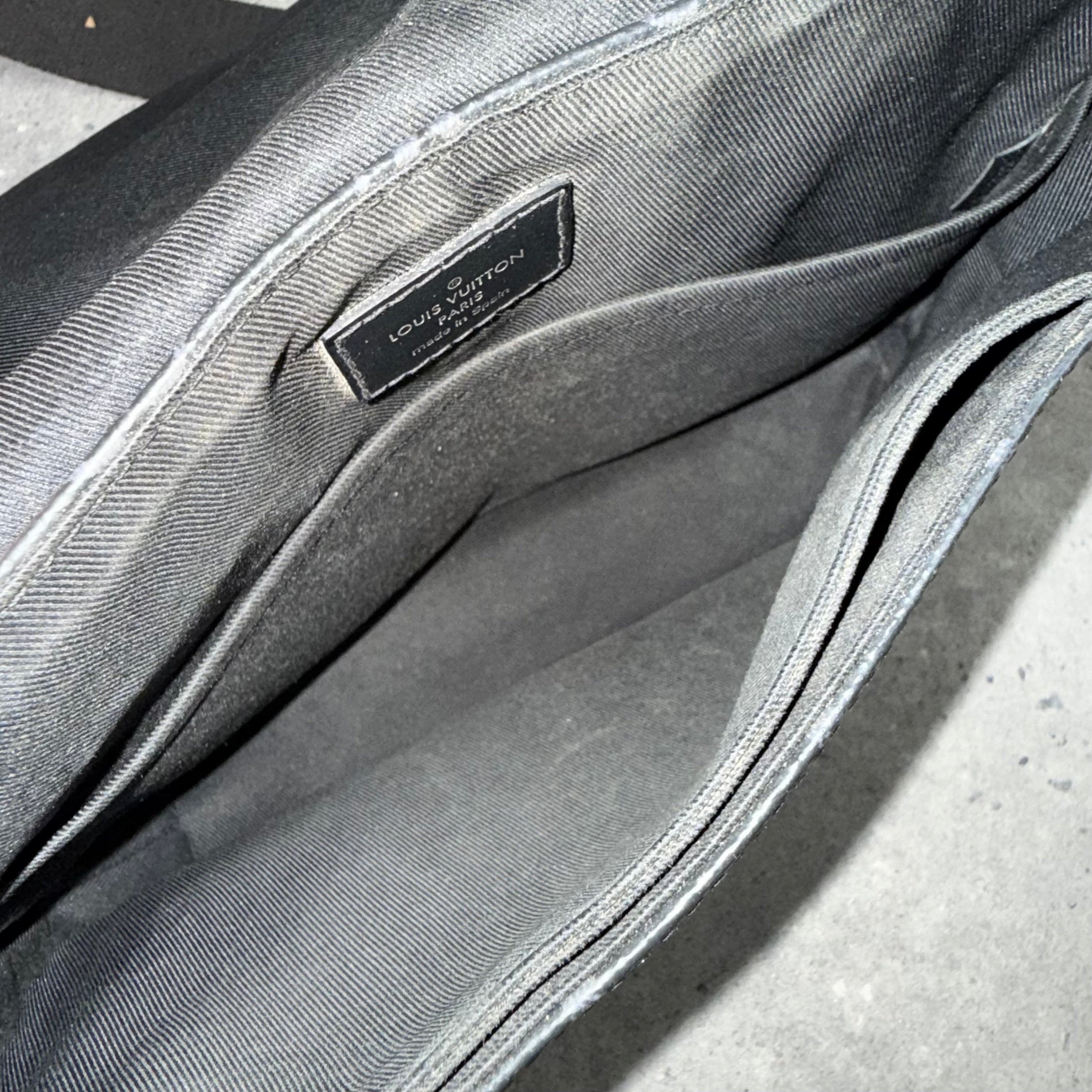 LOUIS VUITTON MESSENGER BAG