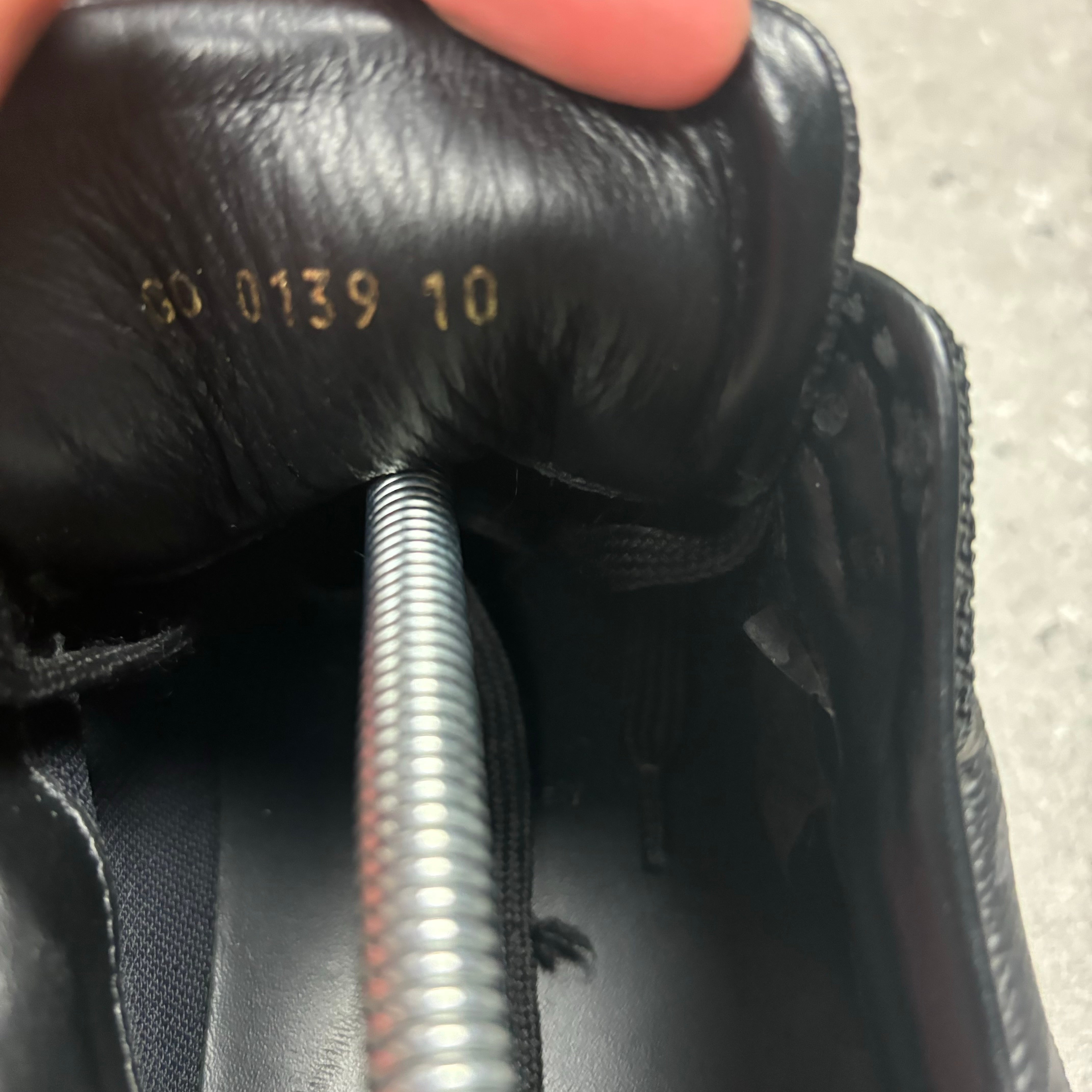 LOUIS VUITTON RUNAWAY BLACK/WHITE - EU 44 (FITS UK 11)