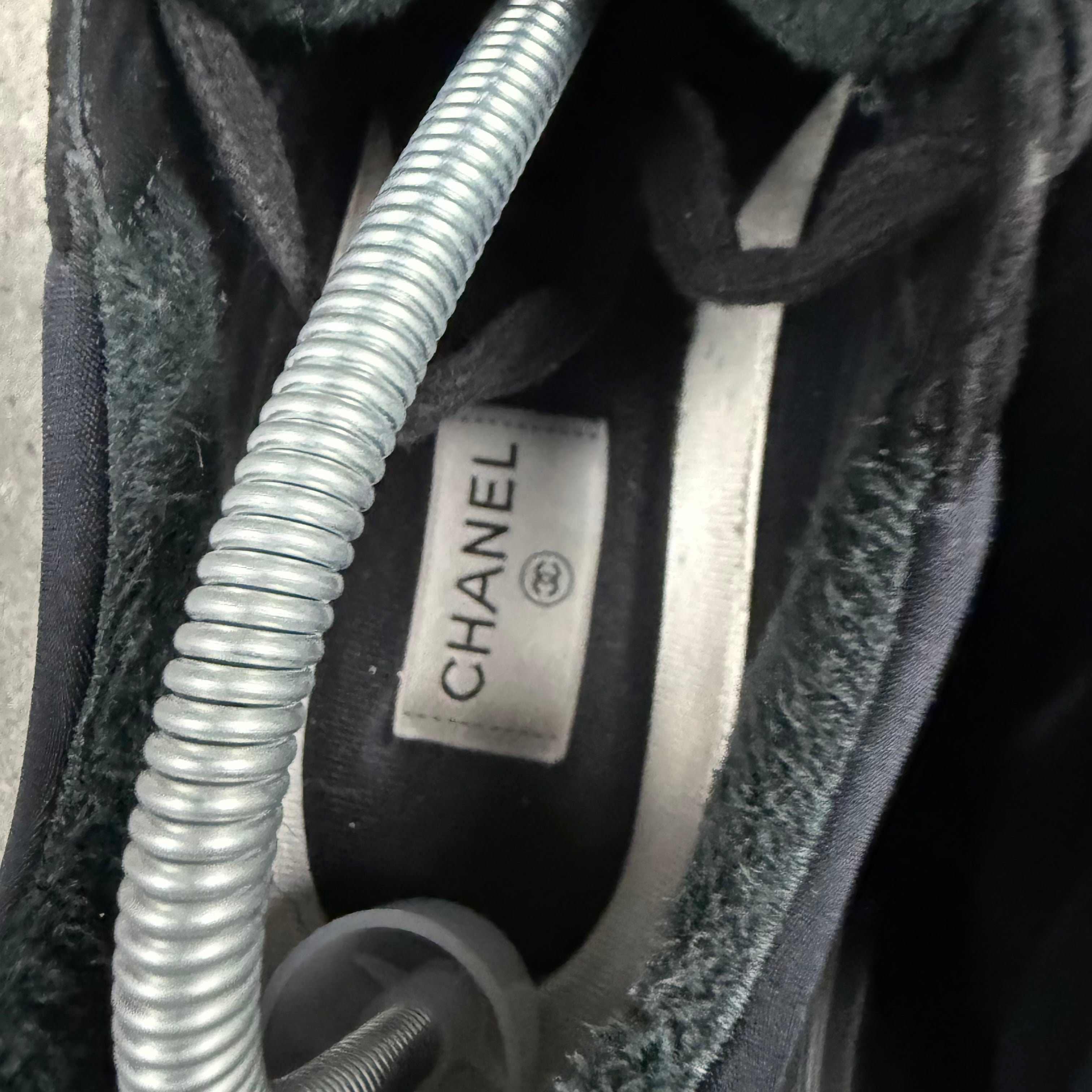 CHANEL RUNNERS - (EU 41 / UK 7)