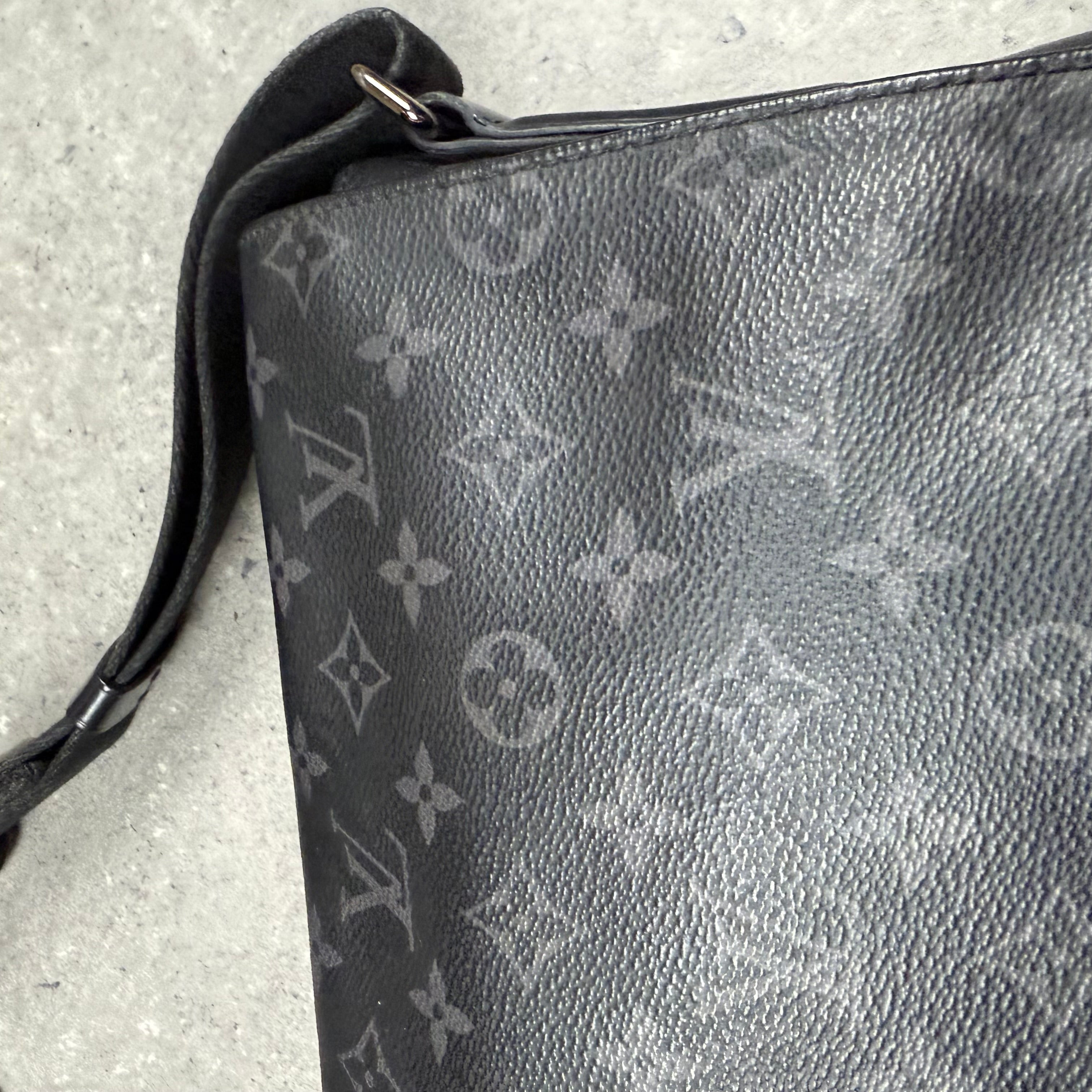 LOUIS VUITTON MESSENGER BAG