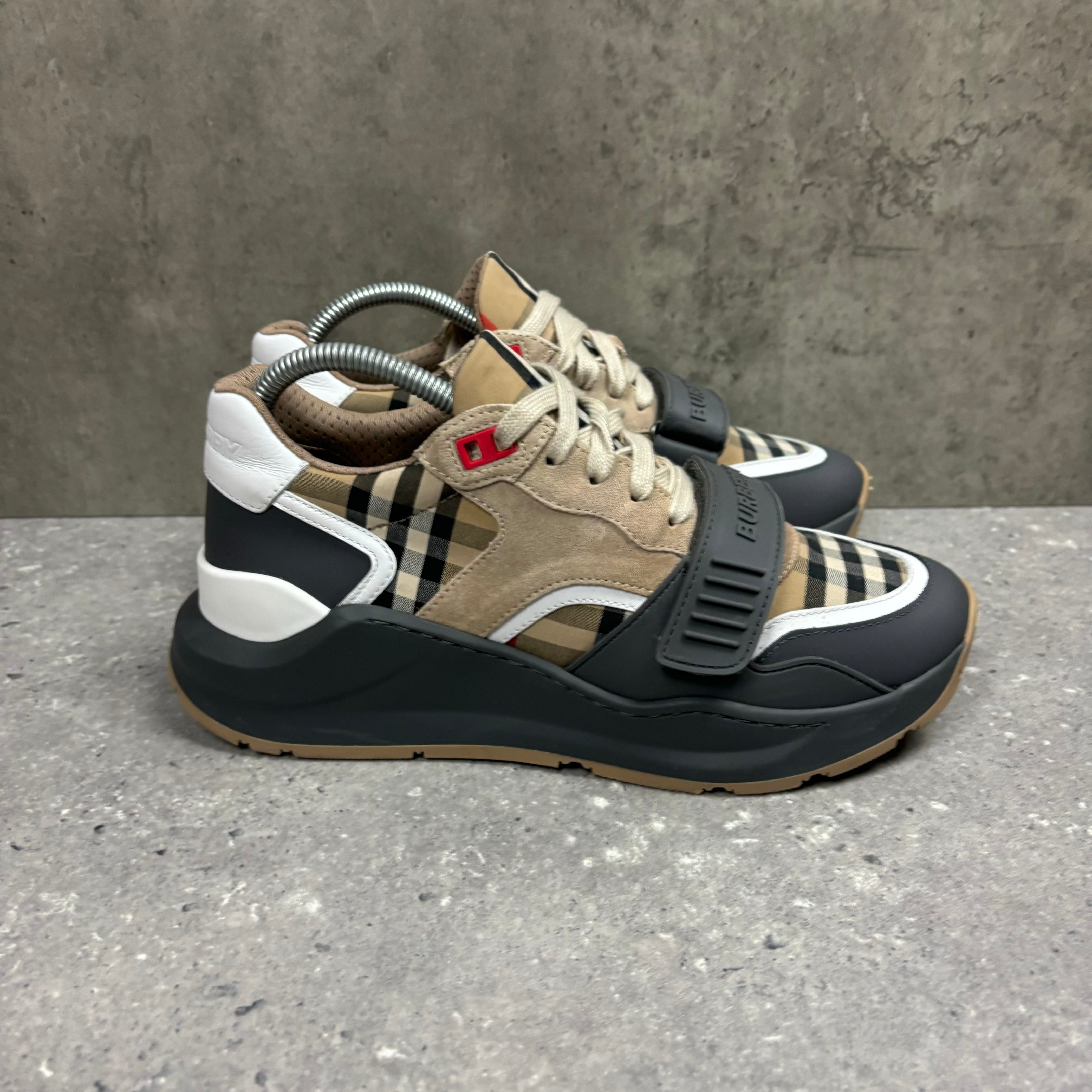 BURBERRY TRAINERS WHITE - (UK 6)
