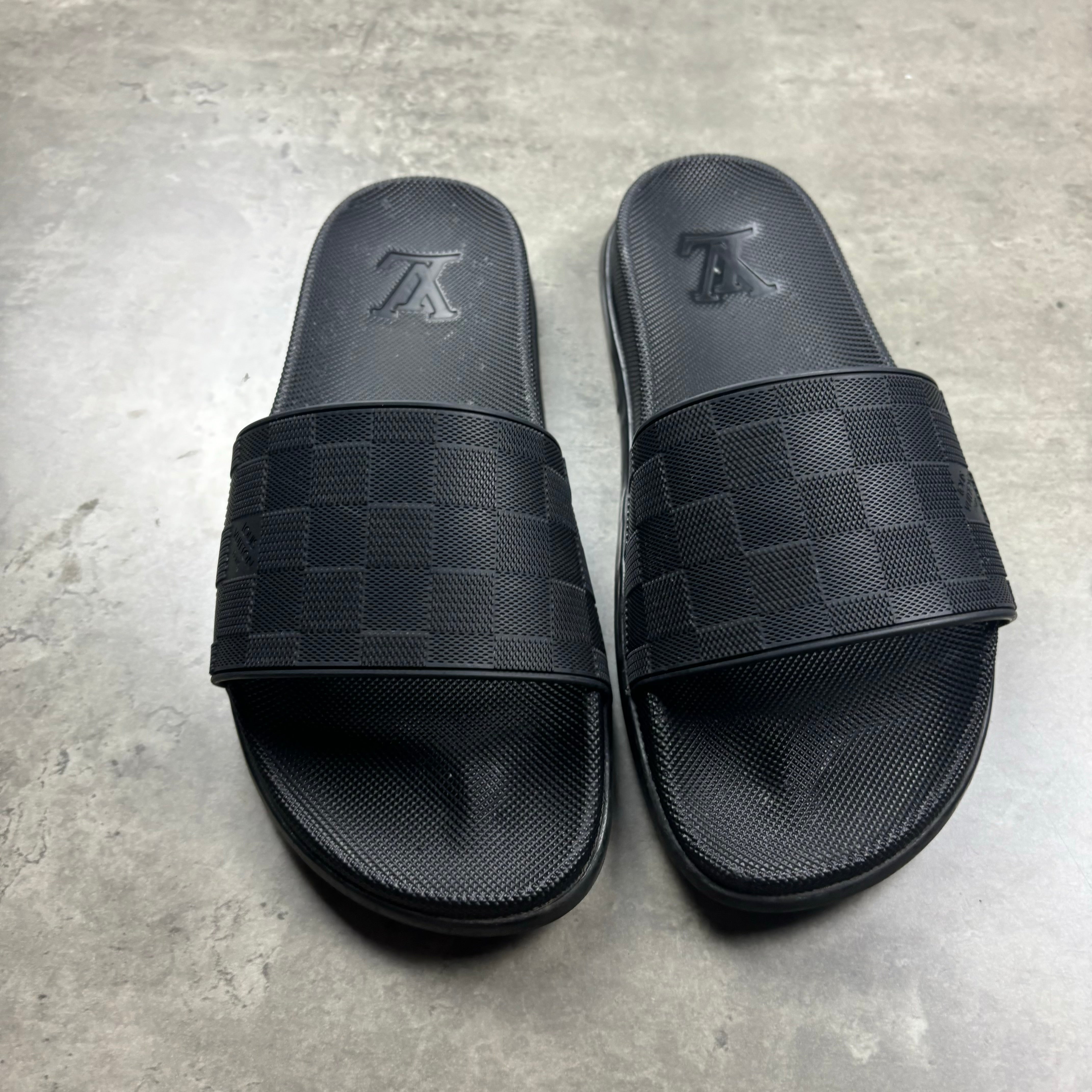 LOUIS VUITTON SLIDERS EU 40 (FITS UK 7)