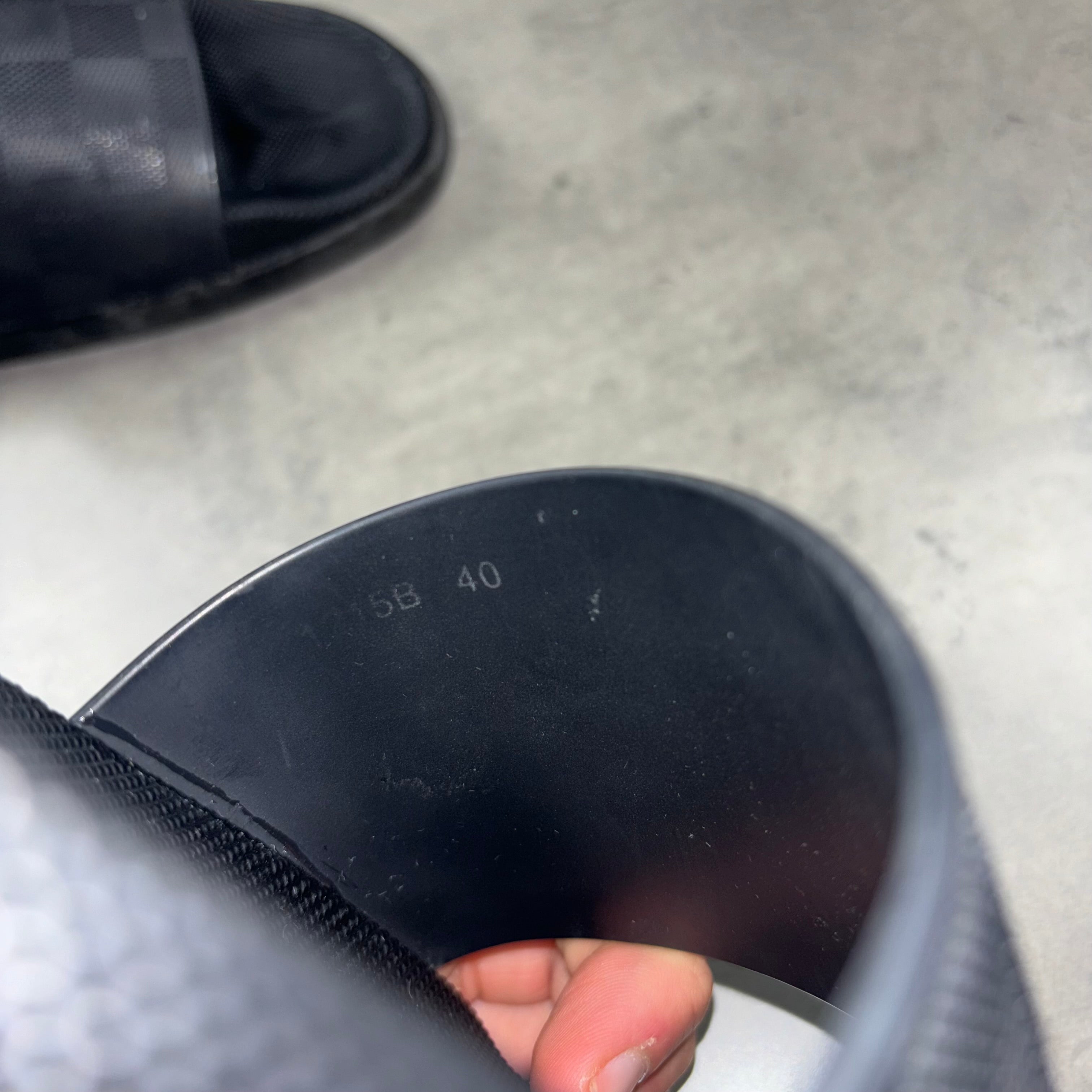 LOUIS VUITTON SLIDERS EU 40 (FITS UK 7)