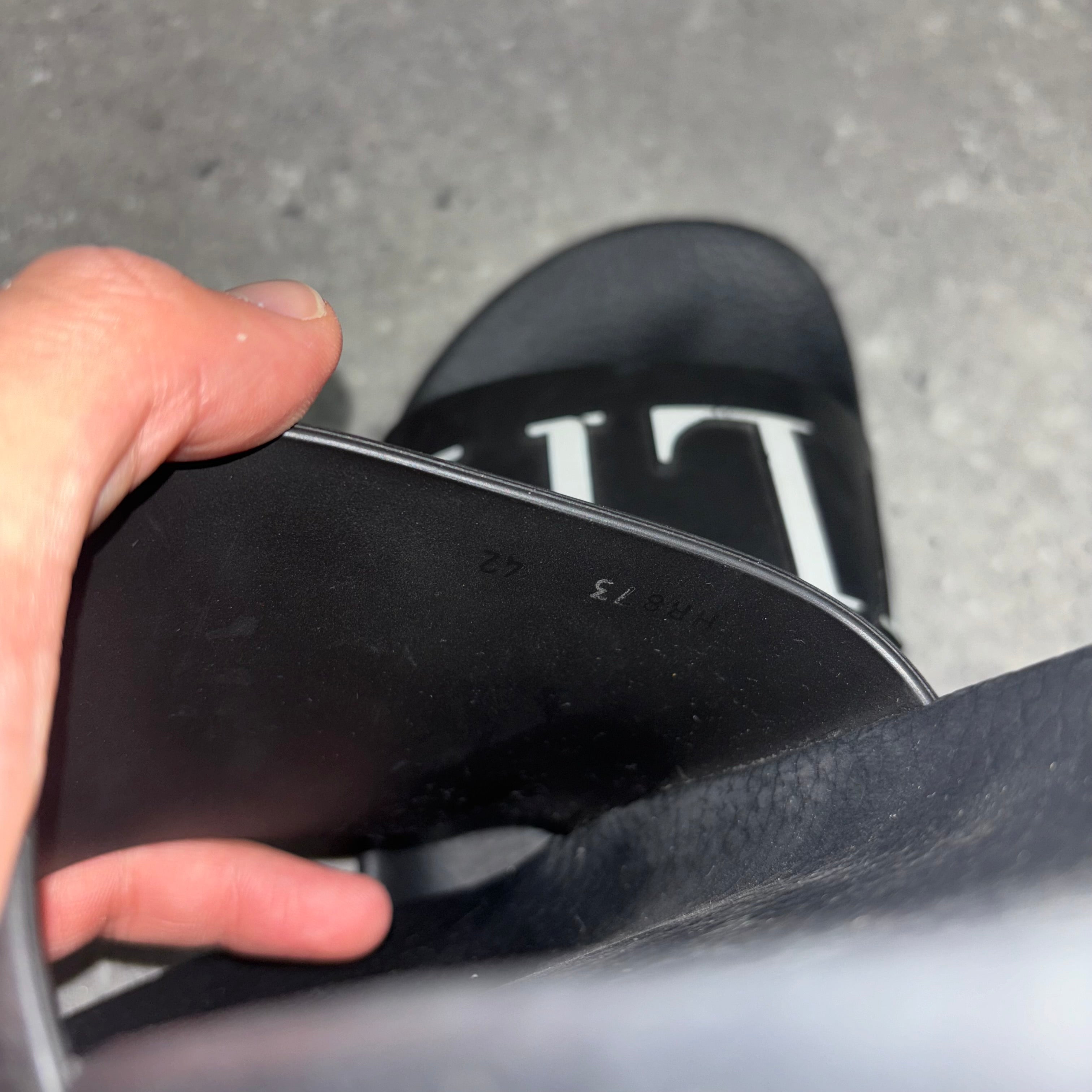 VALENTINO SLIDERS BLACK - (EU42 / UK8)
