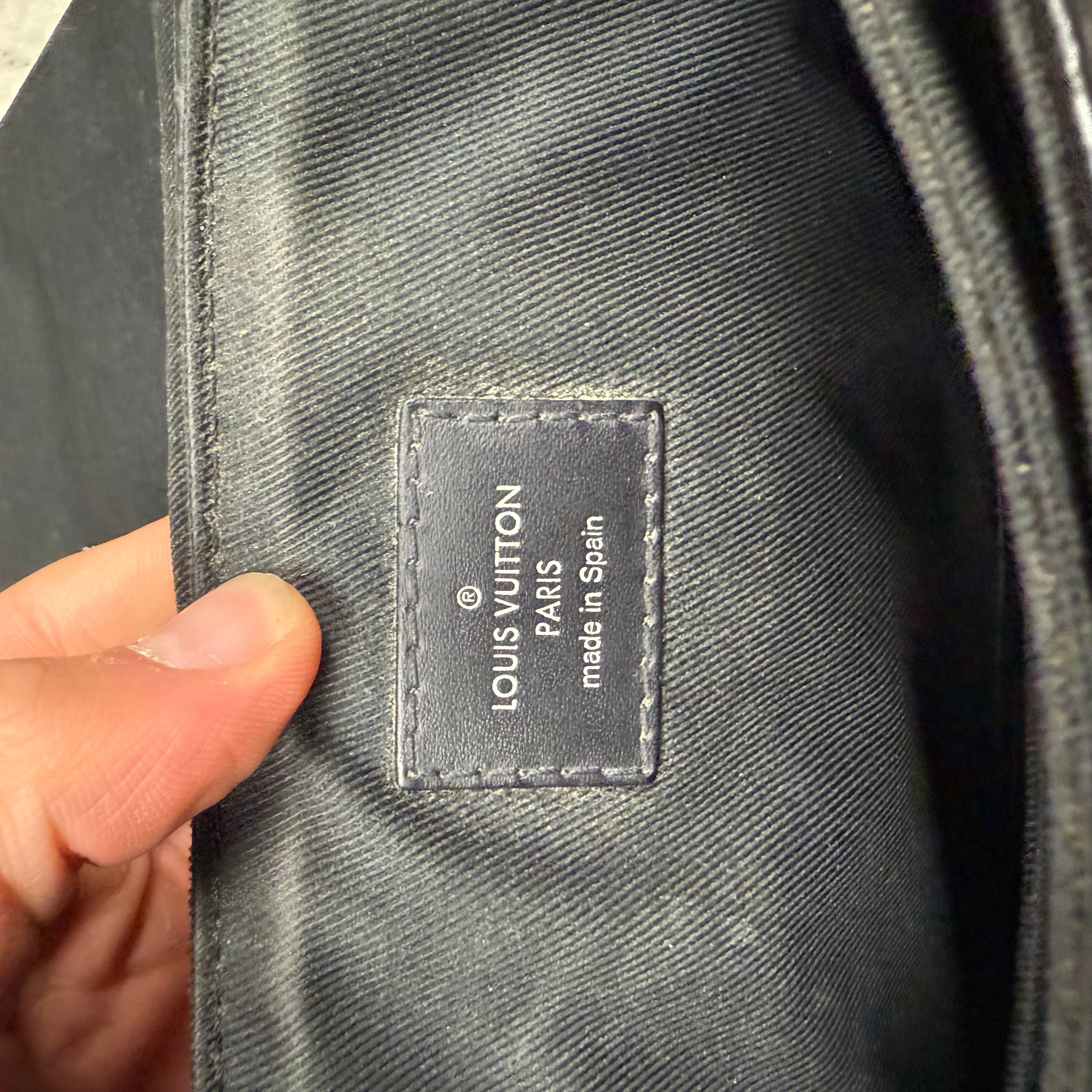 LOUIS VUITTON MESSENGER BAG