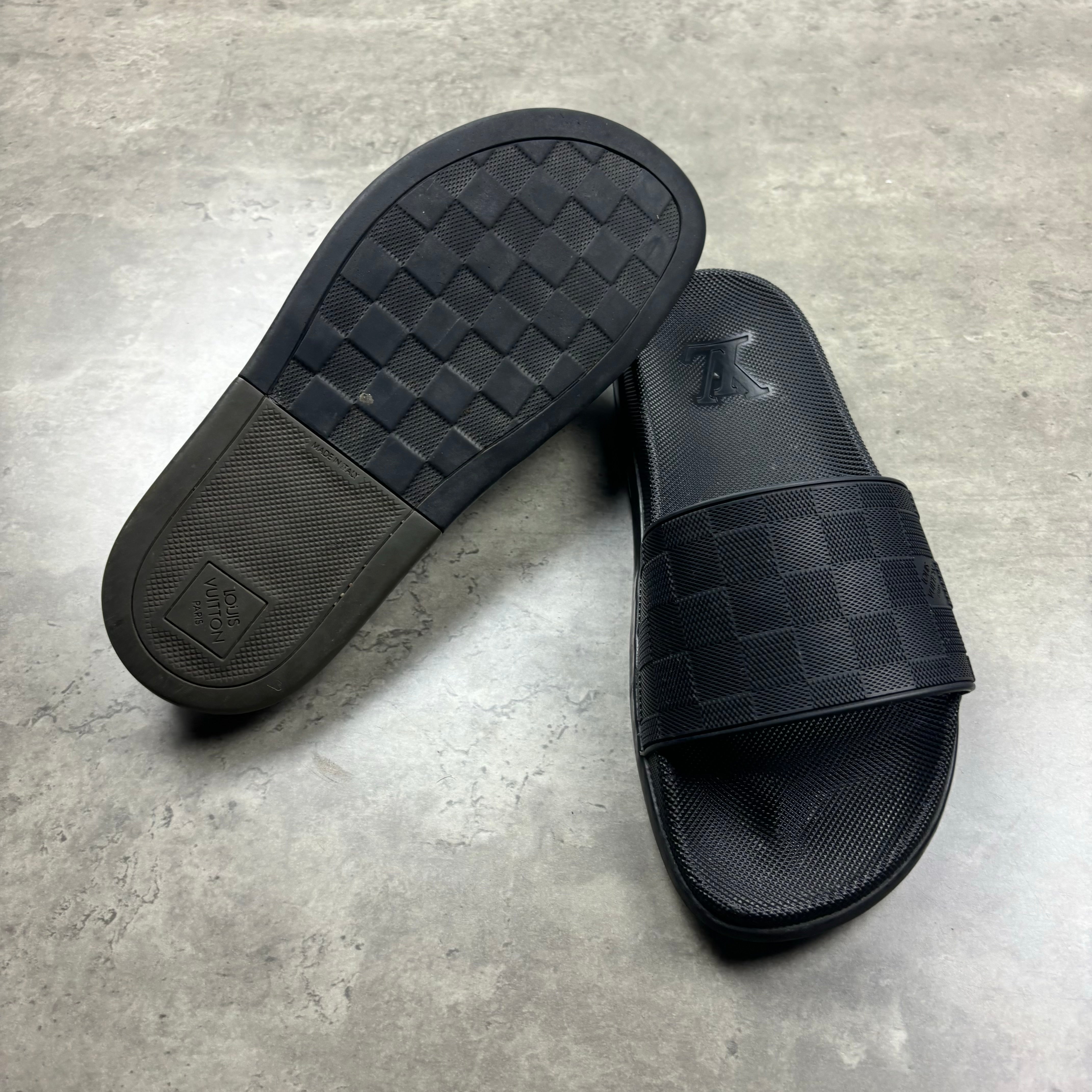 LOUIS VUITTON SLIDERS EU 40 (FITS UK 7)