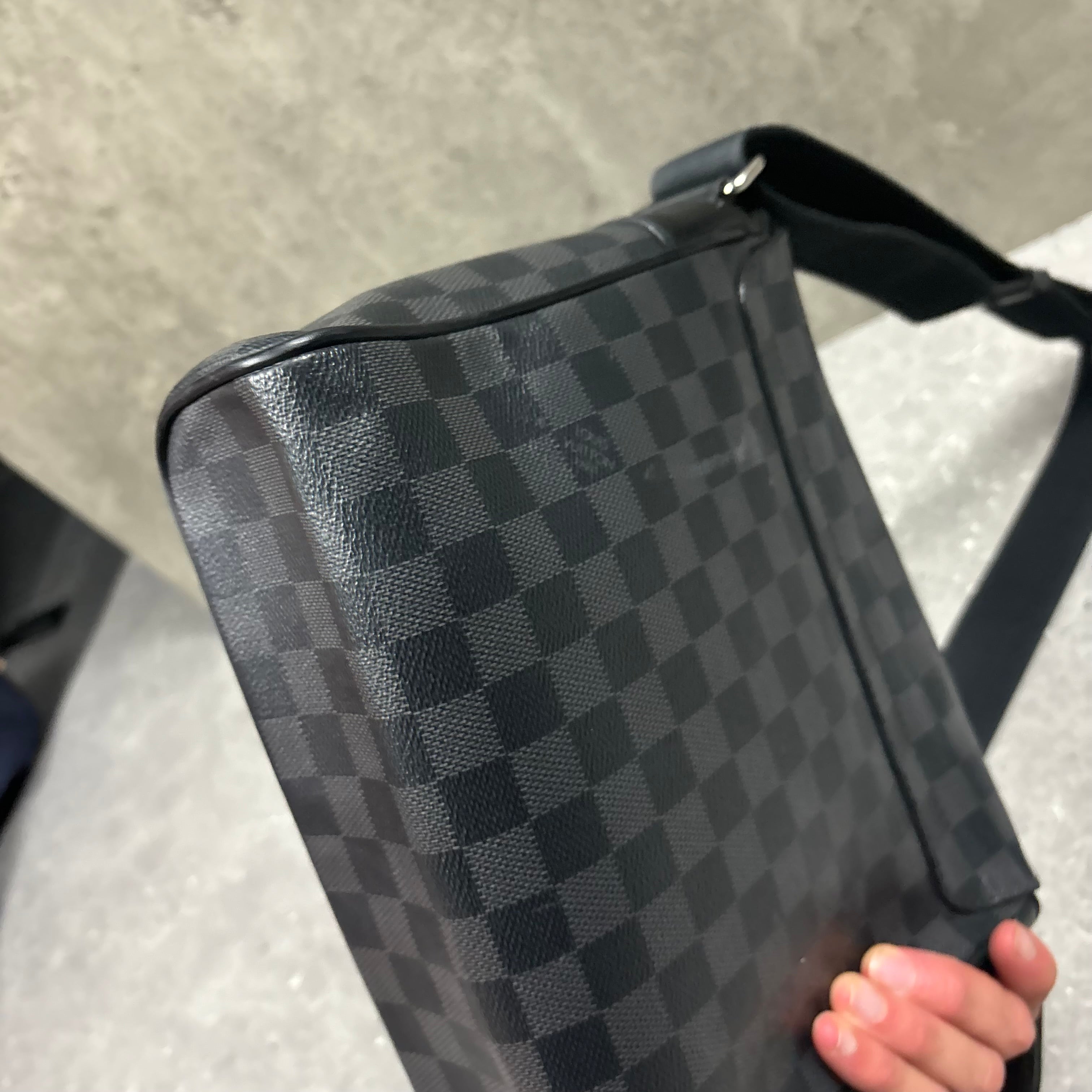 LOUIS VUITTON DISTRICT MESSENGER BAG
