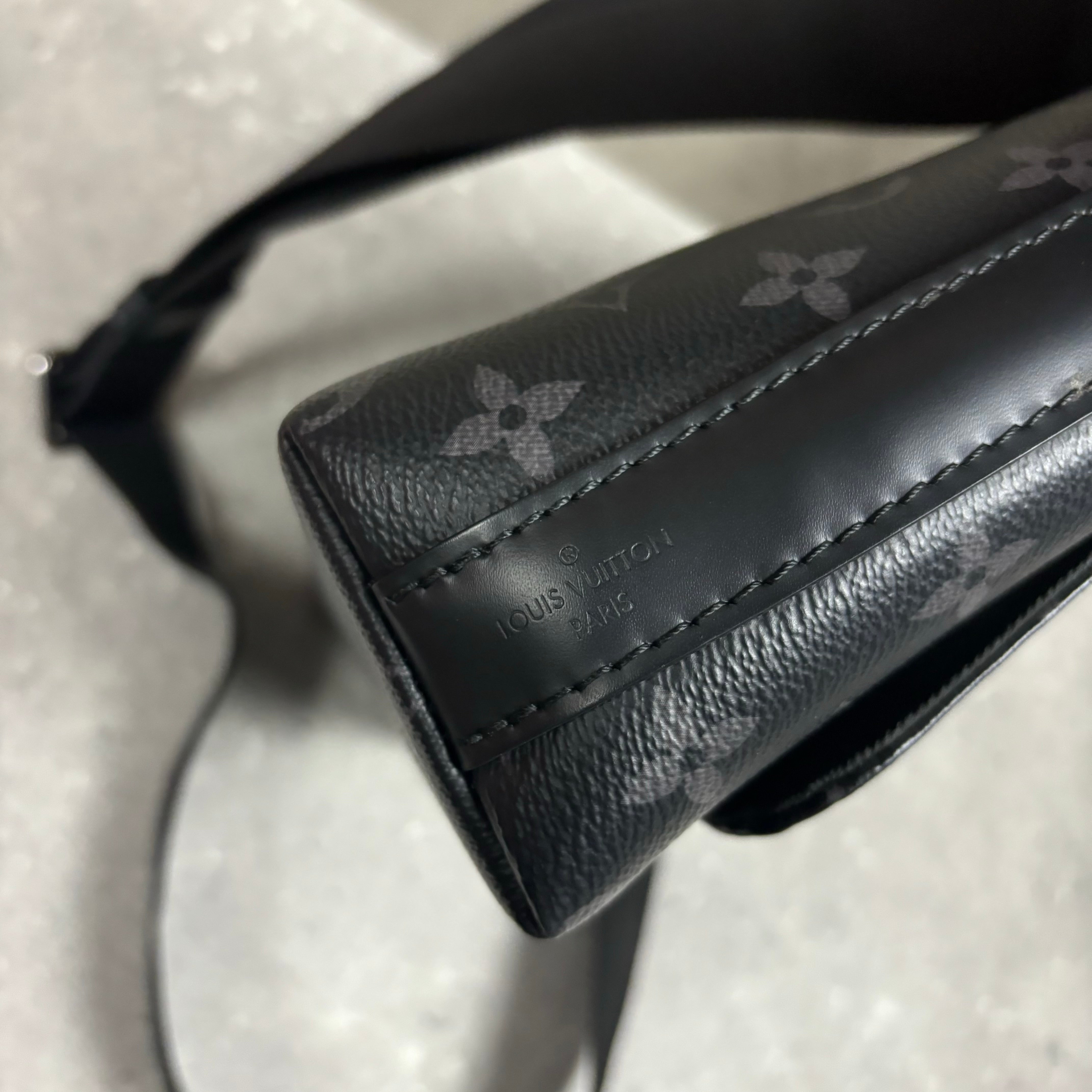 LOUIS VUITTON DISTRICT MESSENGER BAG