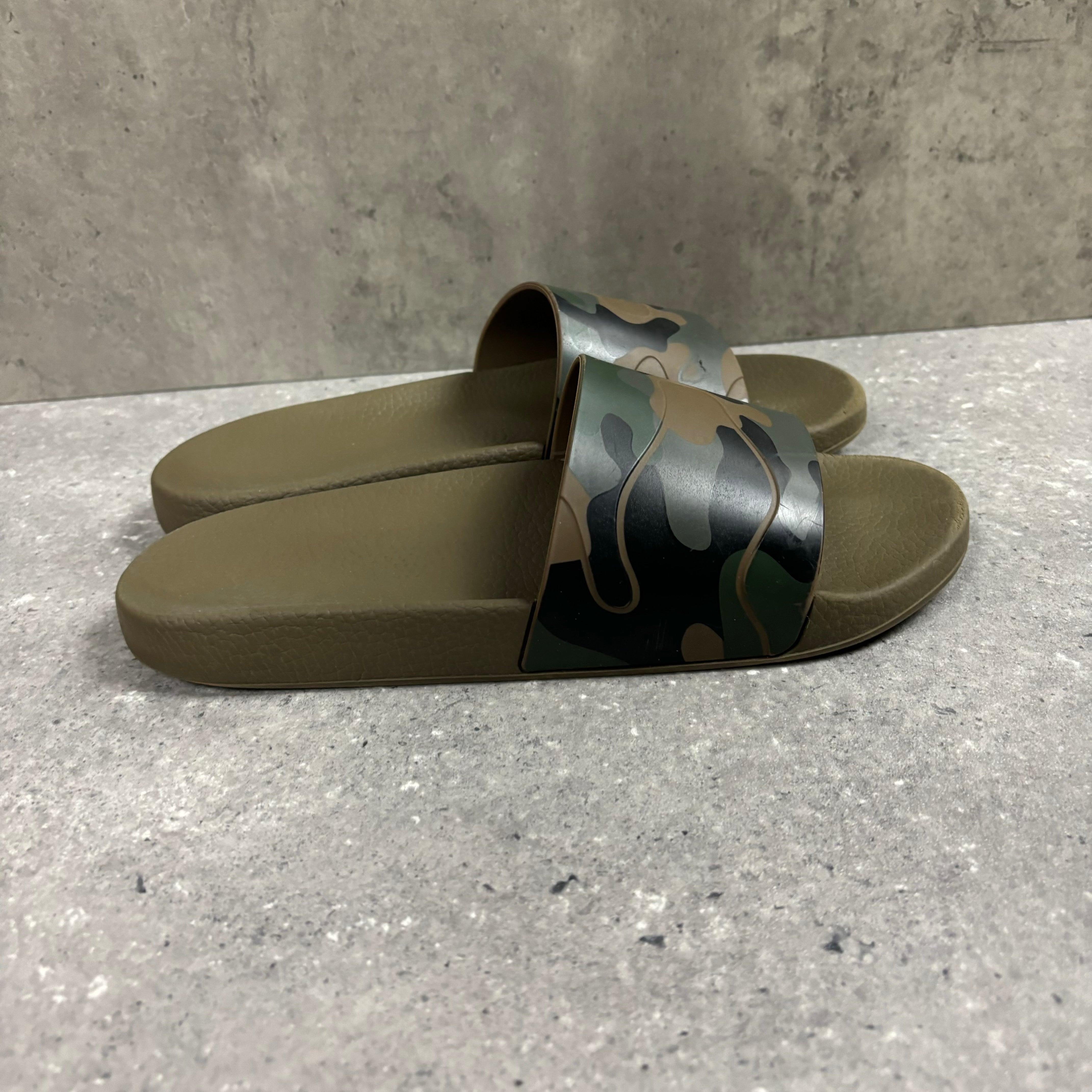 VALENTINO SLIDERS - (EU42 / UK8)