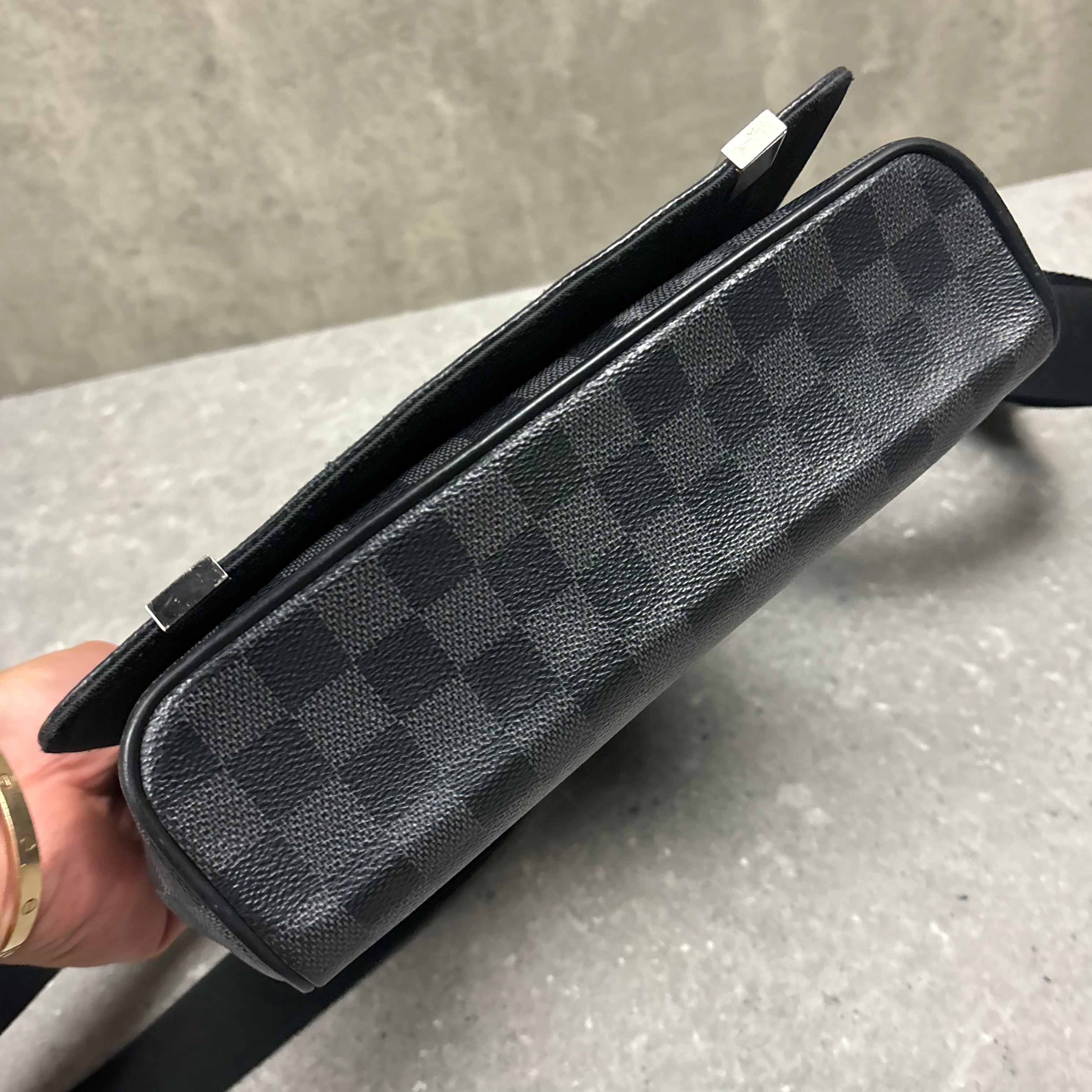 LOUIS VUITTON DISTRICT MESSENGER BAG