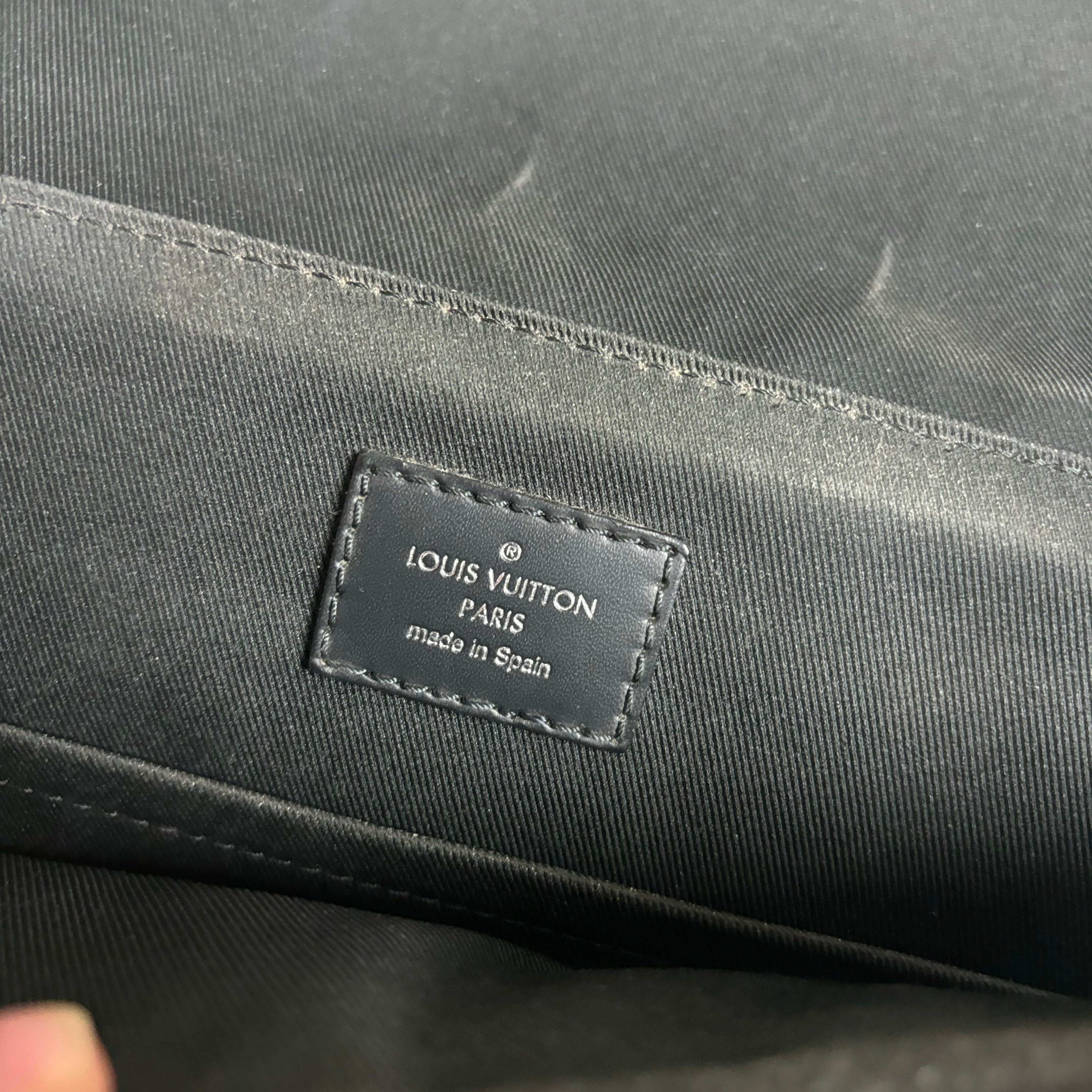 LOUIS VUITTON DISTRICT MESSENGER BAG