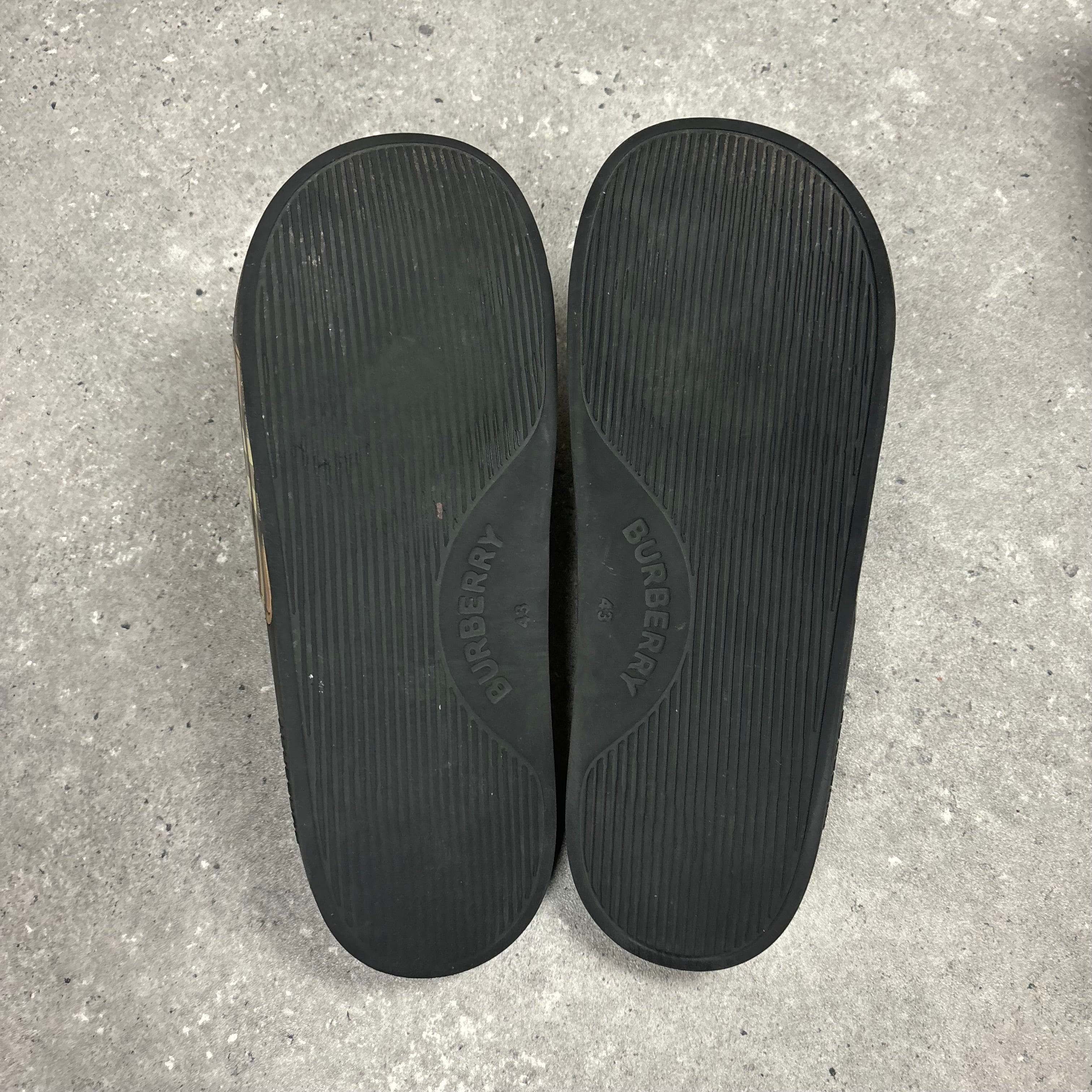 BURBERRY SLIDERS - (EU43 / UK9)