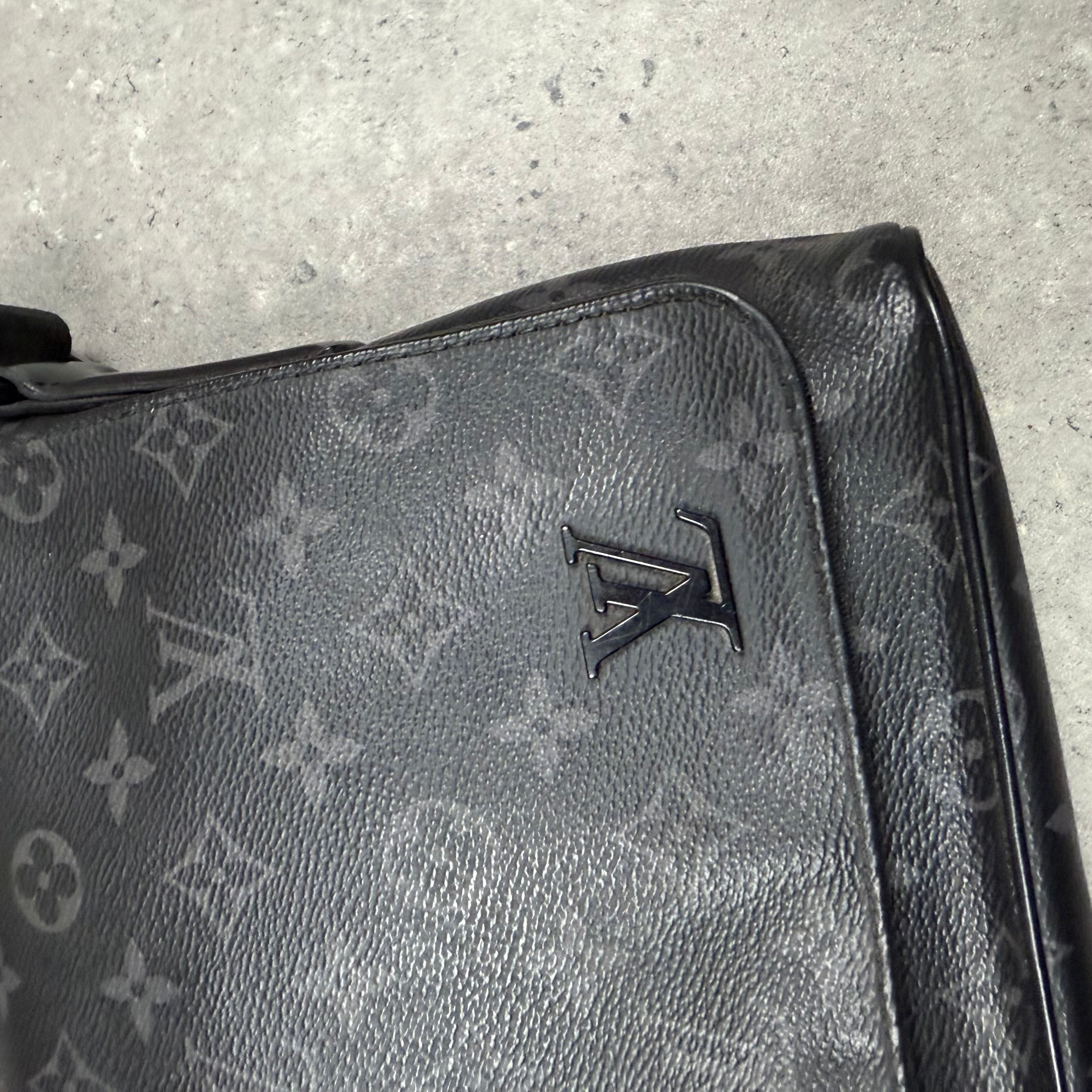 LOUIS VUITTON MESSENGER BAG