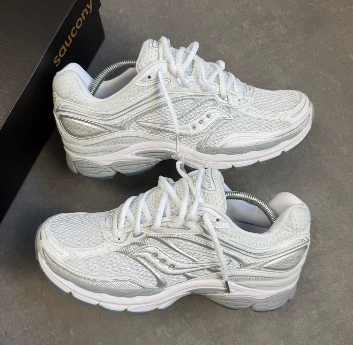 SAUCONY OMNI PRO GRID 9 - WHITE/SILVER