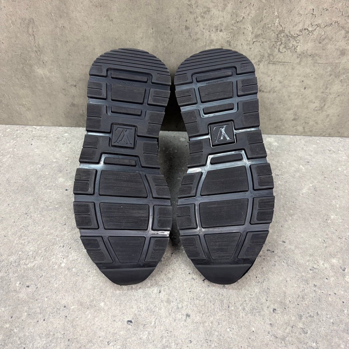 LOUIS VUITTON RUNAWAY BLACK - (EU40 / UK6)