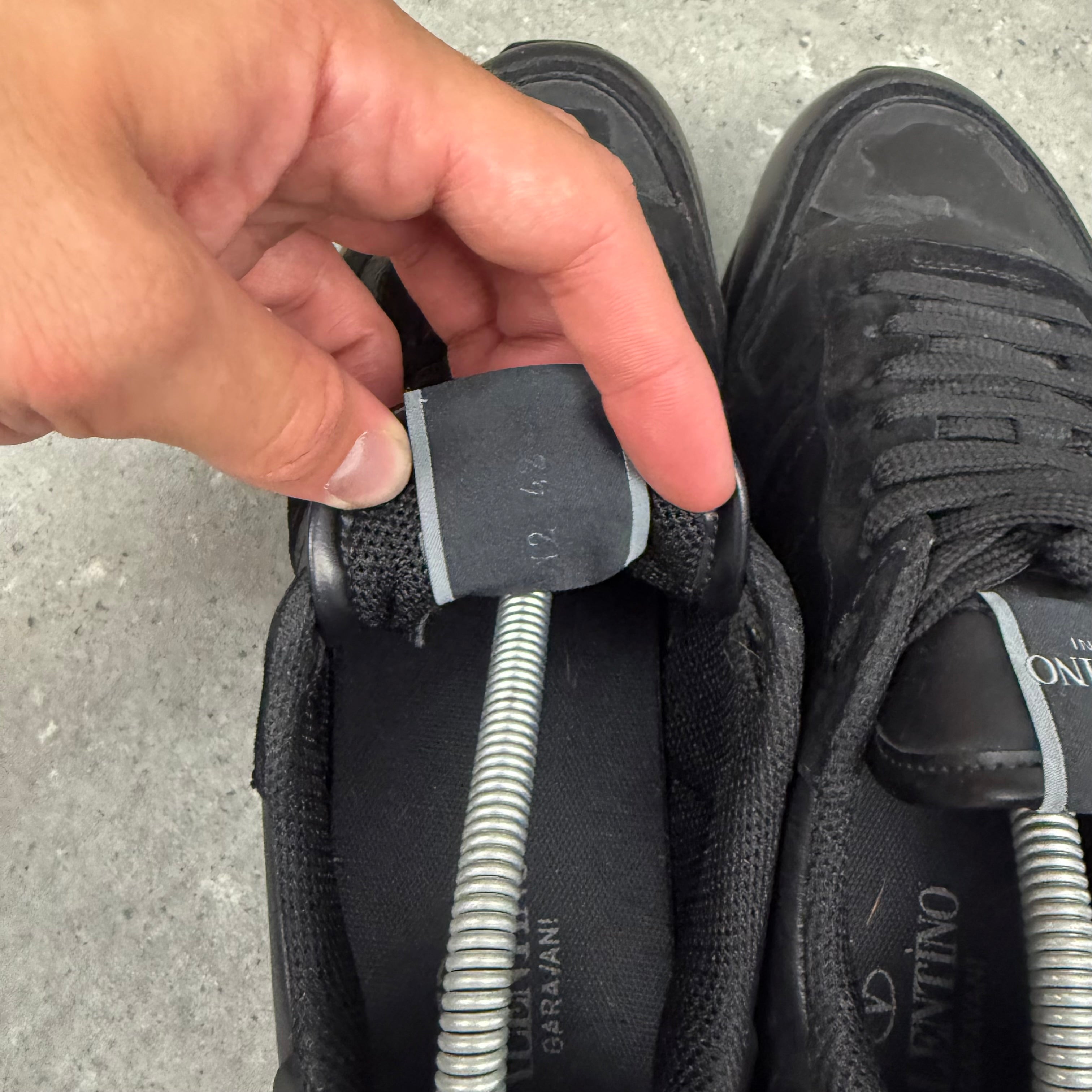 VALENTINO ROCKRUNNER BLACK - (EU42 / UK8)