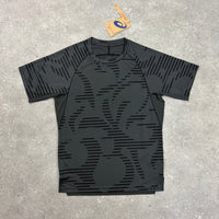 ASICS ALL OVER T-SHIRT - GRAPHITE/BLACK