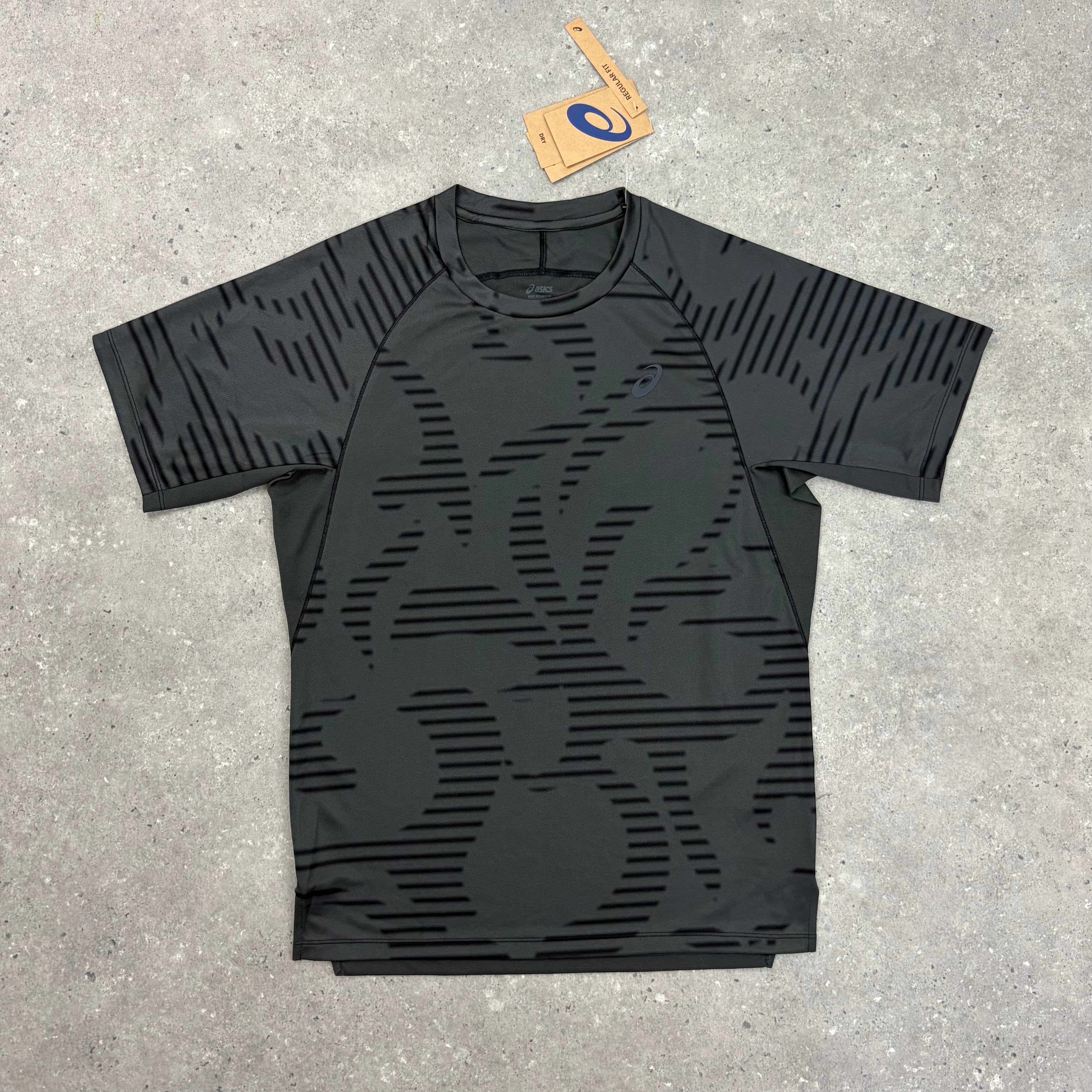 ASICS ALL OVER T-SHIRT - GRAPHITE/BLACK