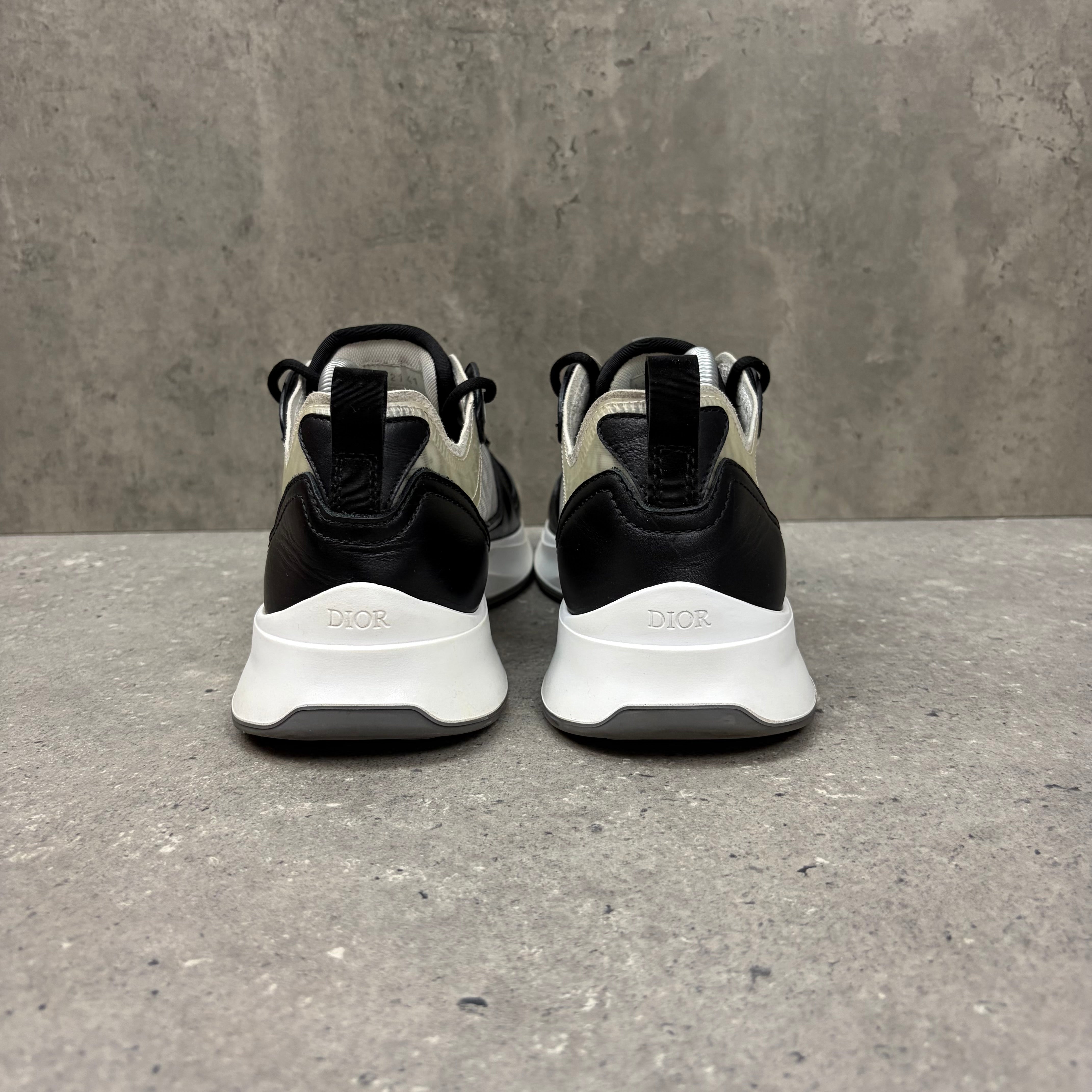 DIOR B25 BLACK/WHITE - (EU41 / UK7)