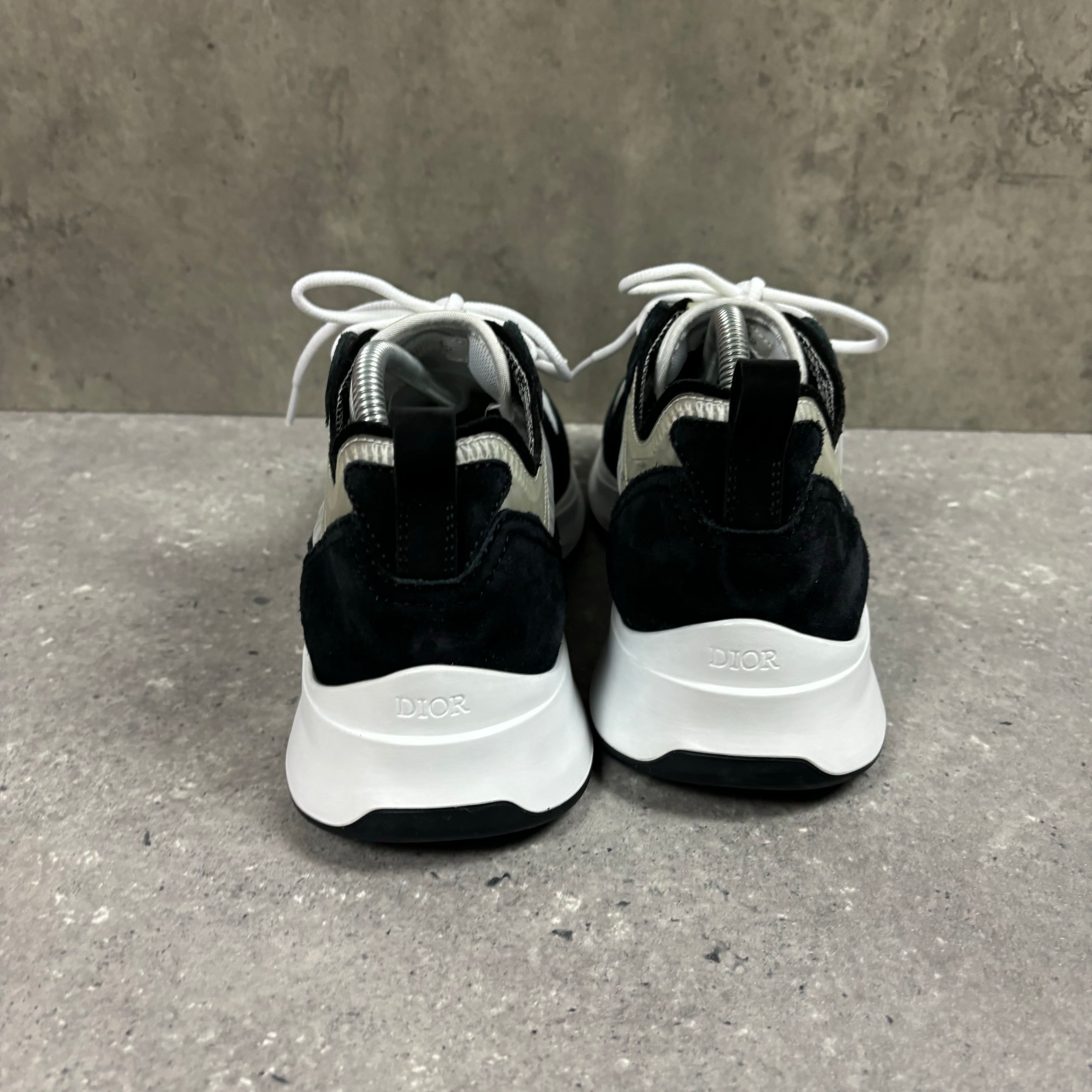 DIOR B25 BLACK / WHITE - (EU 42 / UK 8)