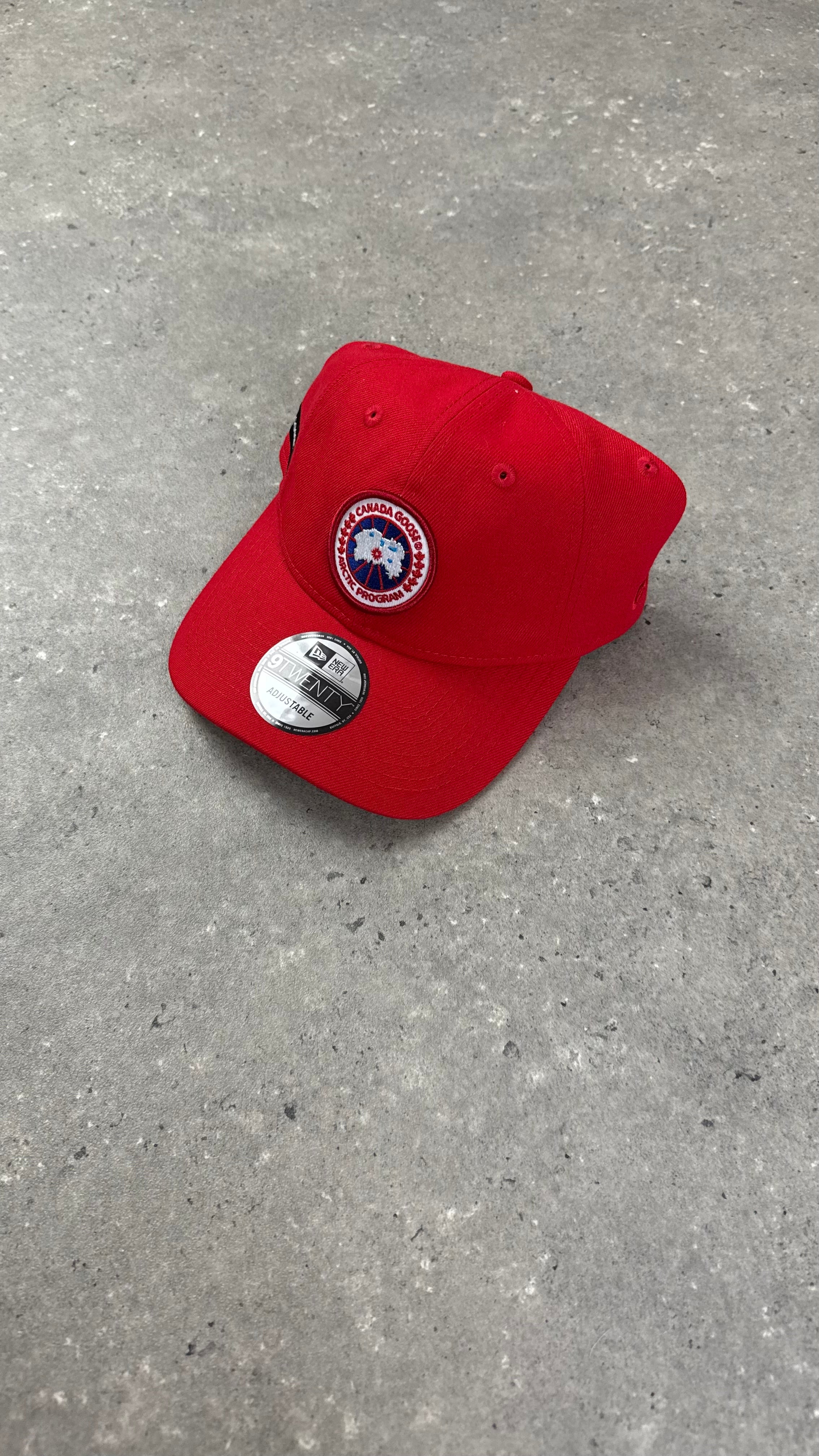 CANADA GOOSE RED CAP