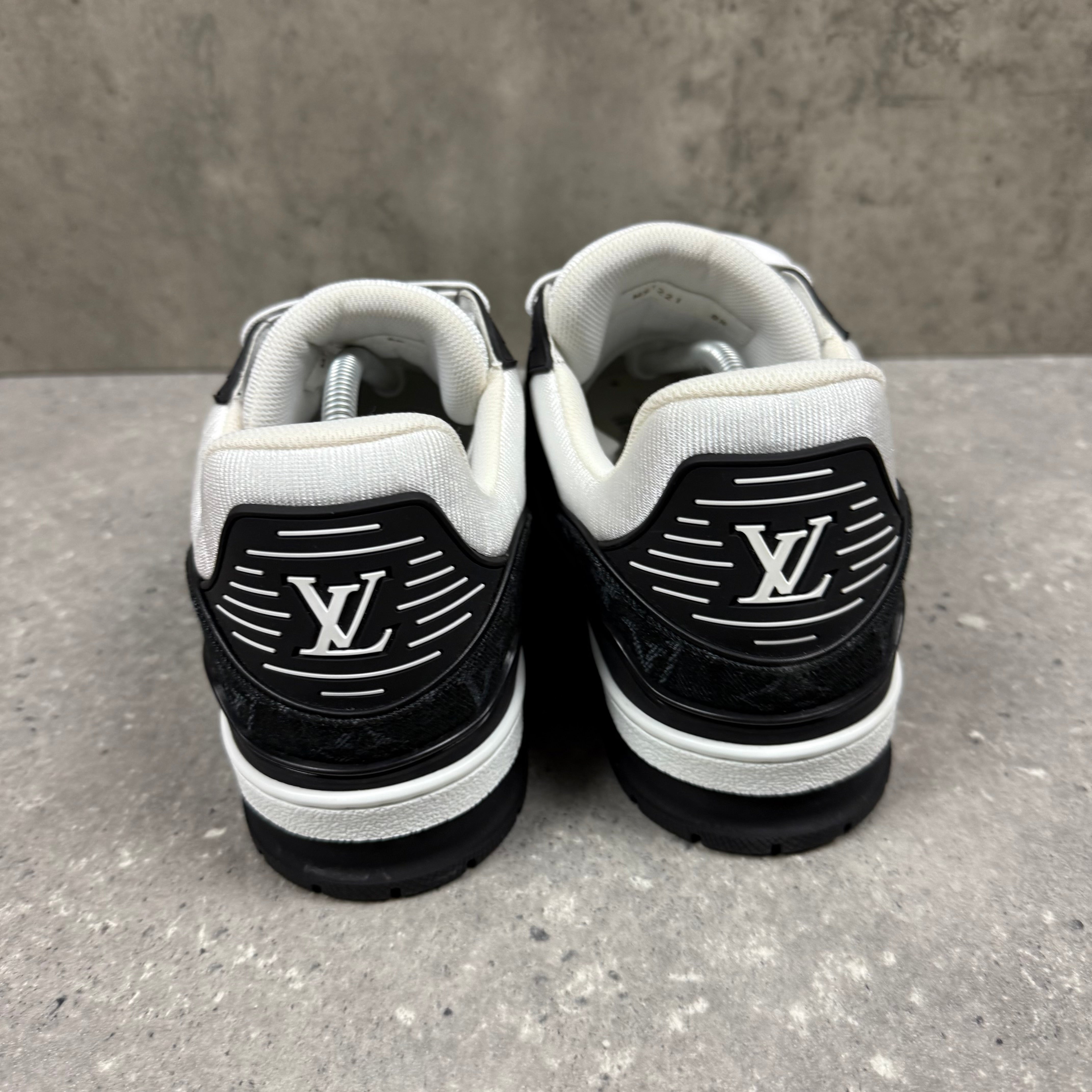 LOUIS VUITTON BLACK DENIMS - EU 42.5 (FITS UK 9.5)