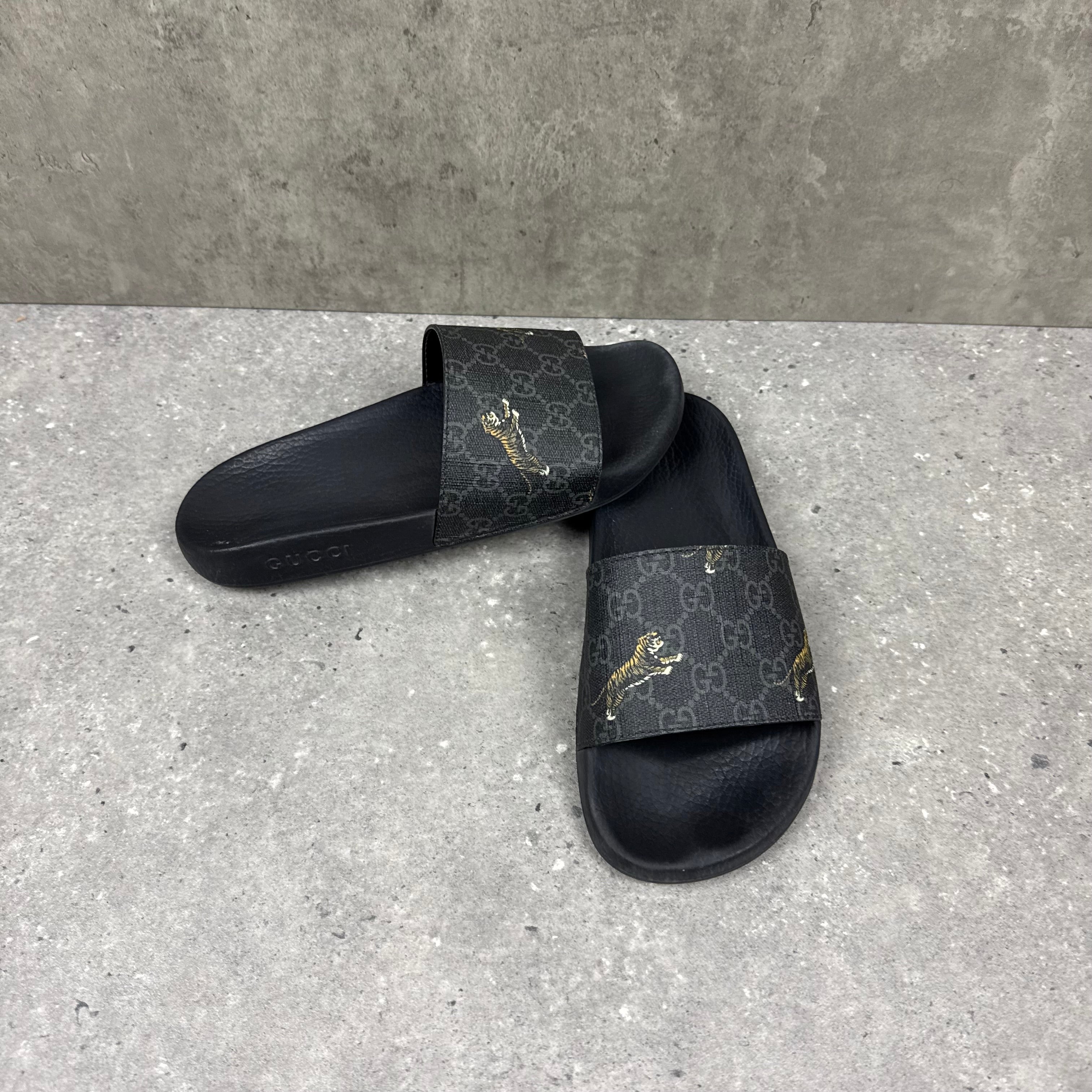 GUCCI TIGER GG SLIDERS - (EU40 / UK6)