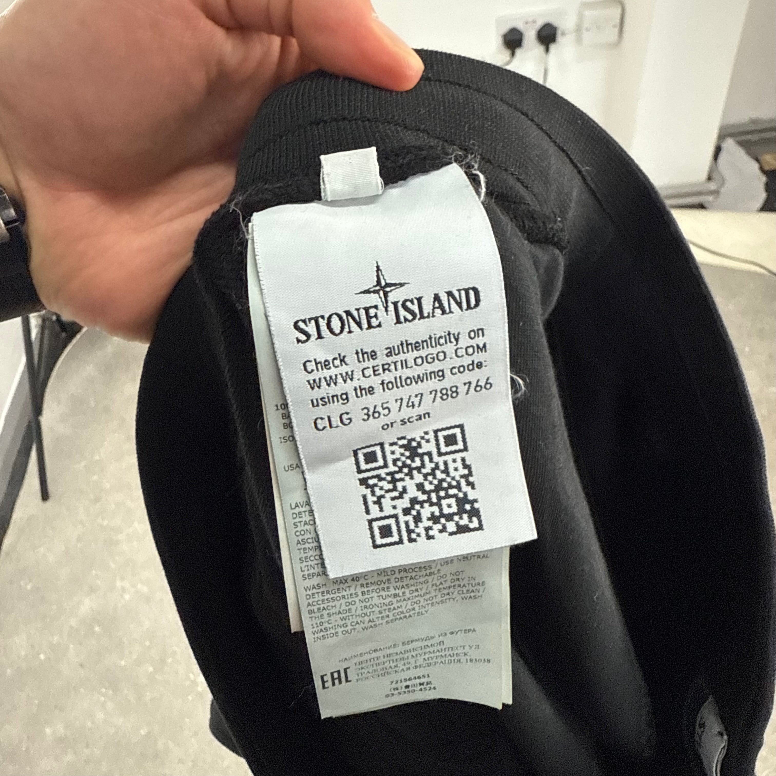 STONE ISLAND SHORTS BLACK - (M)