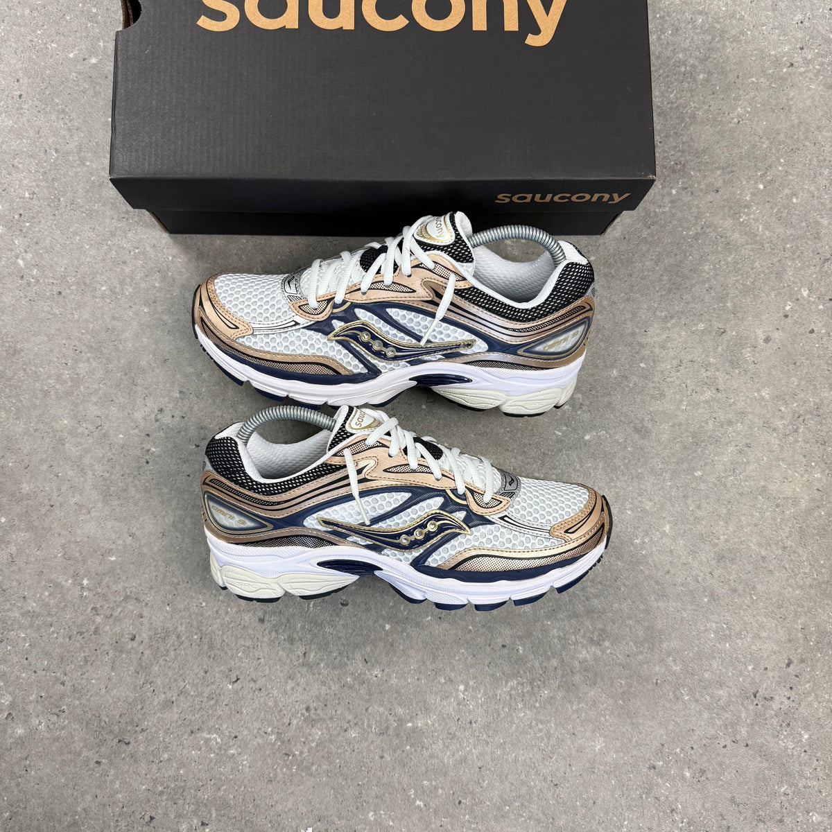 SAUCONY OMNI PRO GRID 9 - NAVY / SANDSTONE