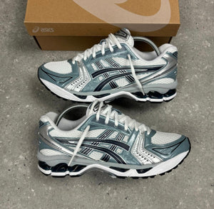 ASICS GEL KAYANO 14 - WHITE/FJORD GREY