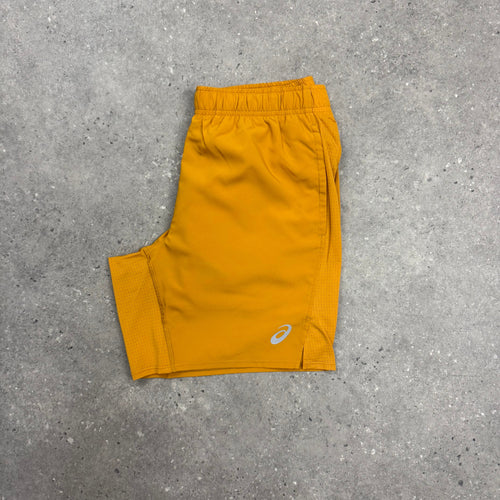 ASICS CORE SHORTS - SANDSTORM
