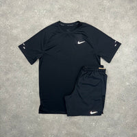 NIKE STRIDE ADV T-SHIRT & CHALLANGER SHORTS SET - BLACK