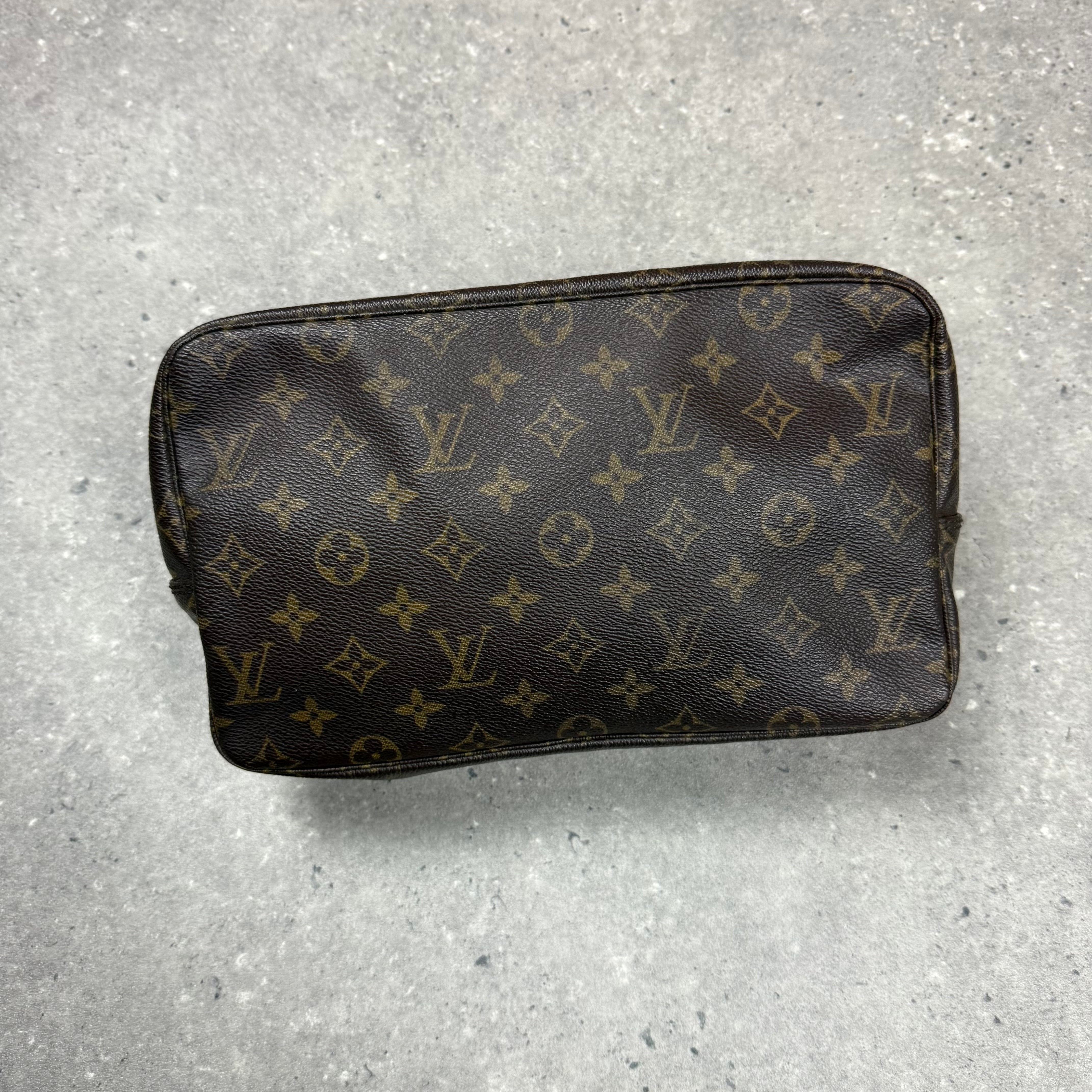 LOUIS VUITTON WASH BAG